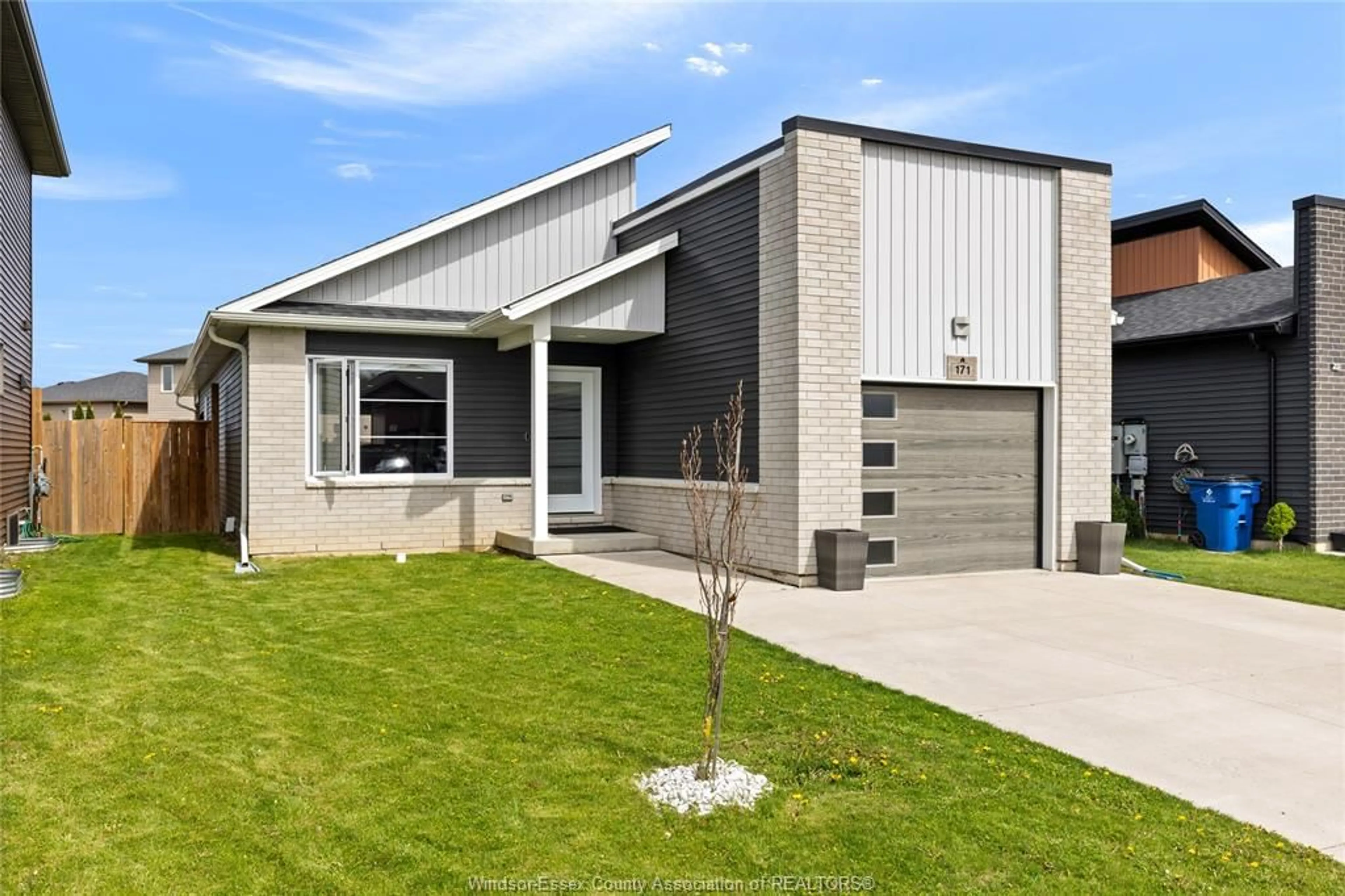 Home with brick exterior material, building for 171 MOONSTONE, Chatham Ontario N7M 0S1