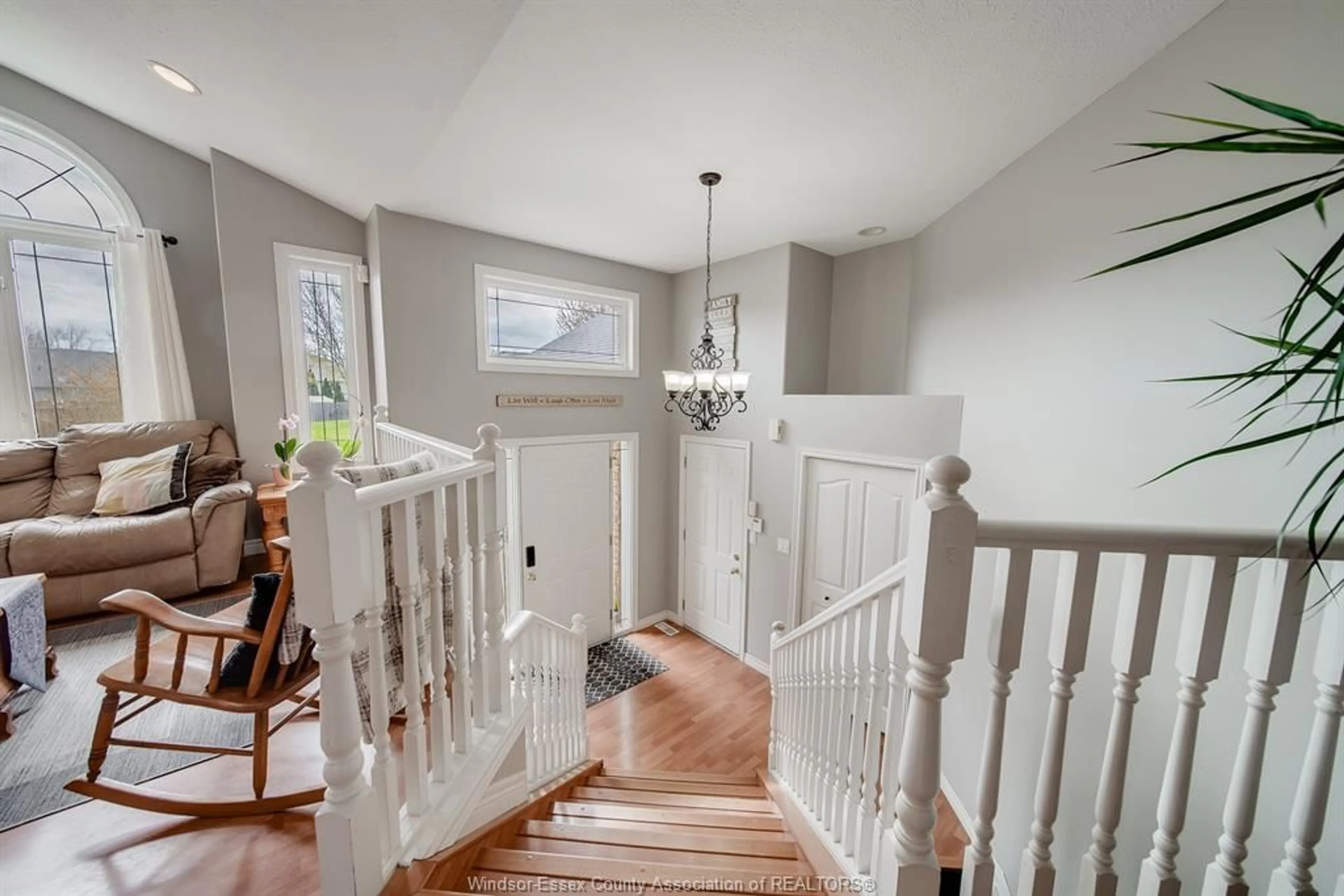 Indoor entryway for 6 BENIUK Crt, Leamington Ontario N8H 5K9
