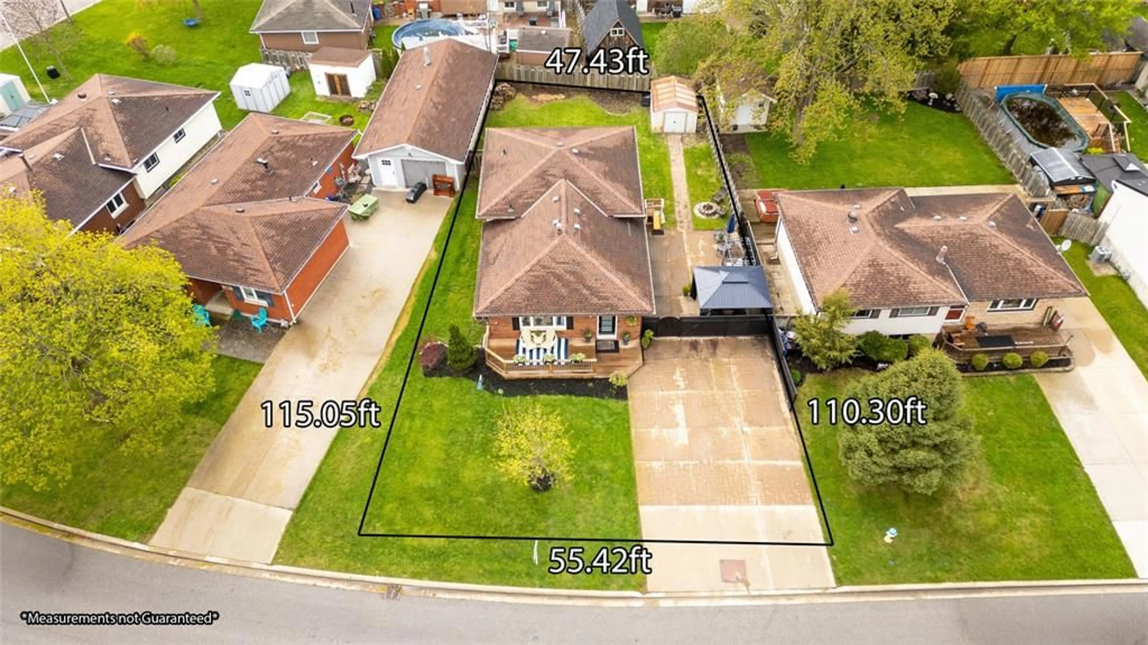 A pic from outside/outdoor area/front of a property/back of a property/a pic from drone, street for 485 BENTINCK Dr, St Clair Ontario N0N 1G0