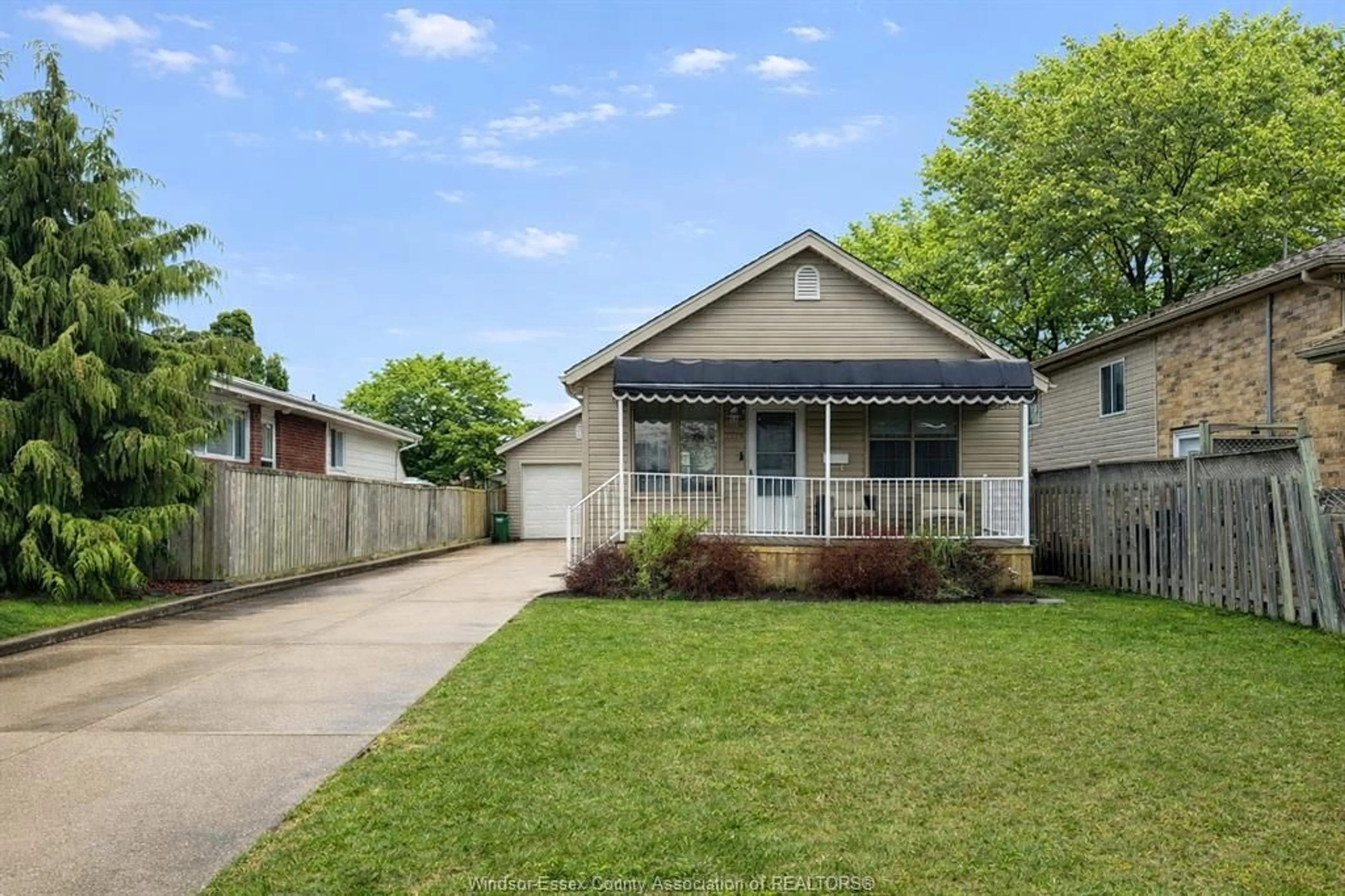 Home with vinyl exterior material, street for 2579 LLOYD GEORGE BLVD, Windsor Ontario N8T 2T3