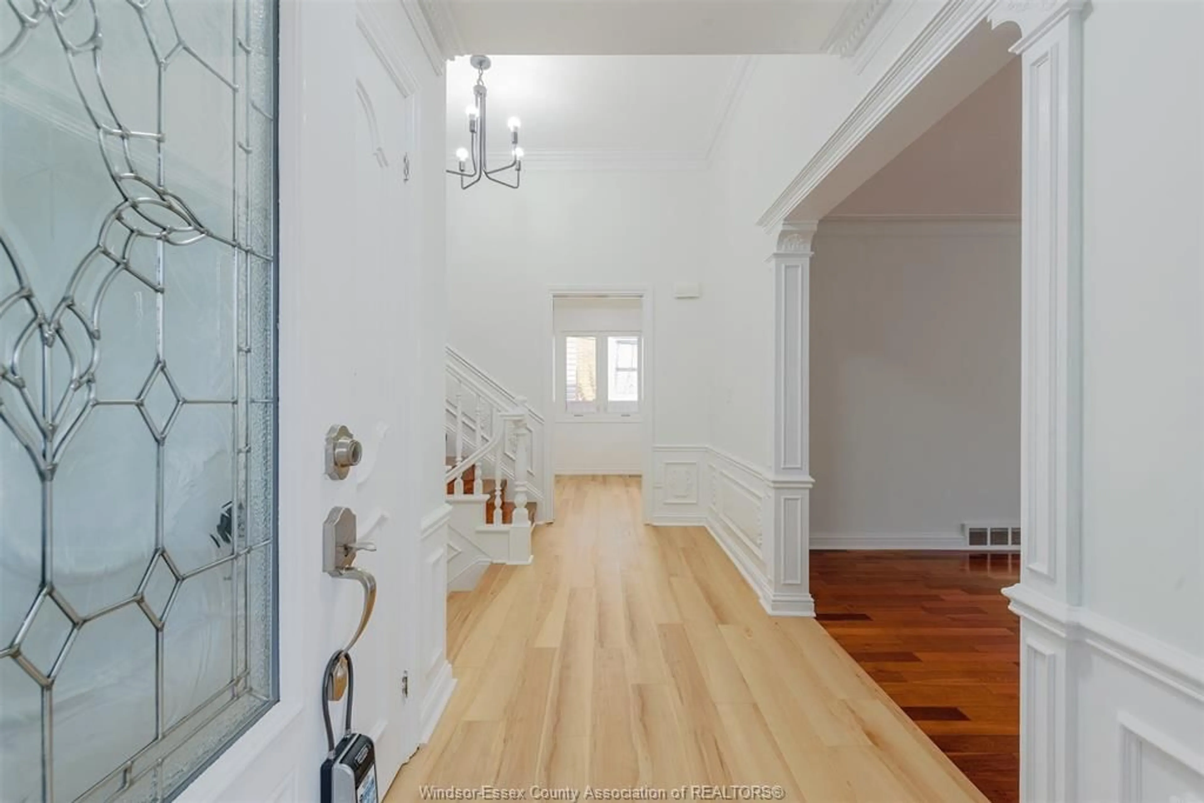Indoor entryway for 740 KENNEDY Dr, Windsor Ontario N9G 1S9