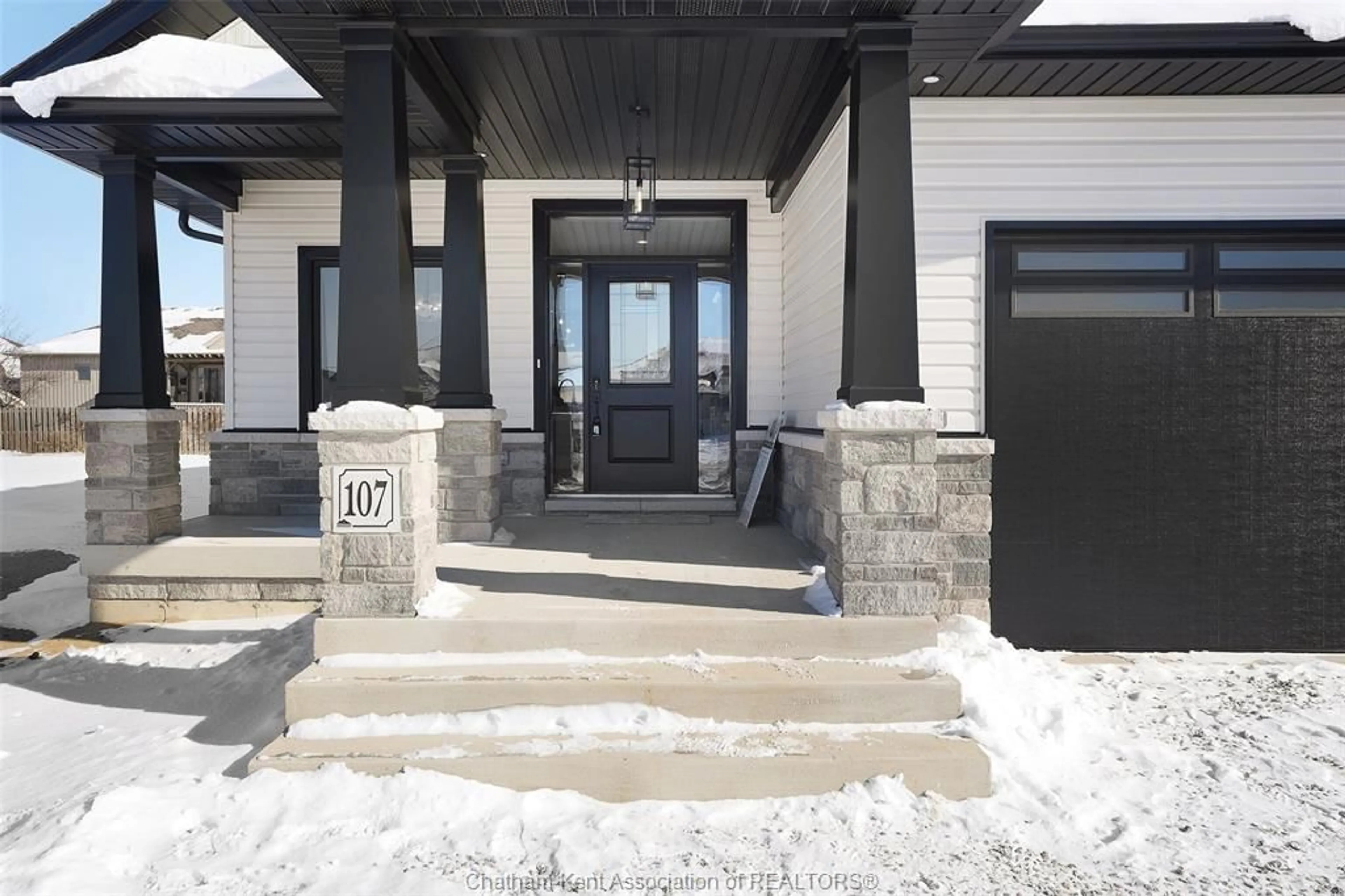 Indoor entryway for 111 Fenceline Dr, Chatham Ontario N7M 6B4