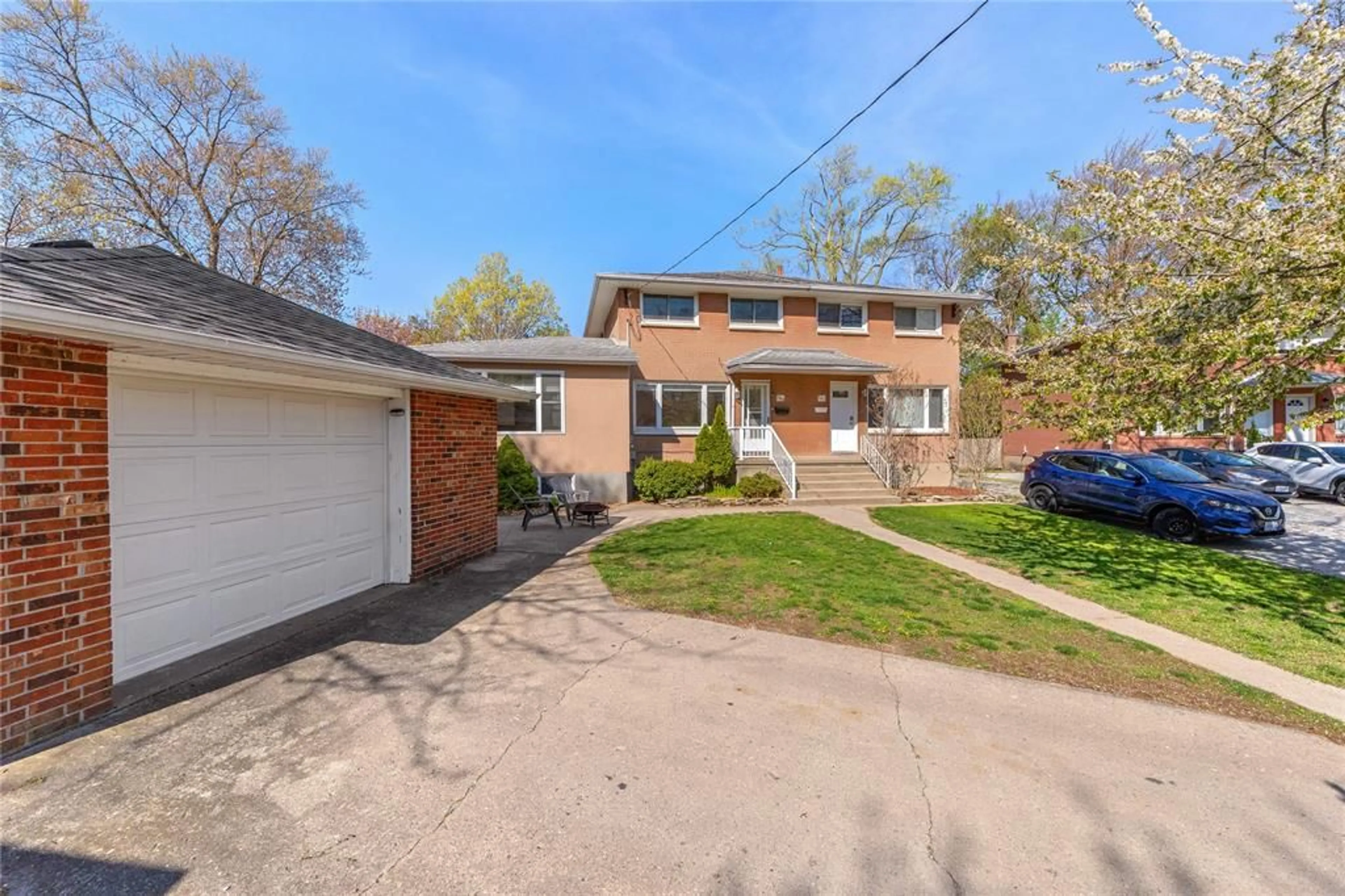 A pic from outside/outdoor area/front of a property/back of a property/a pic from drone, street for 759 Netherlands Pl, Sarnia Ontario N7S 2W5