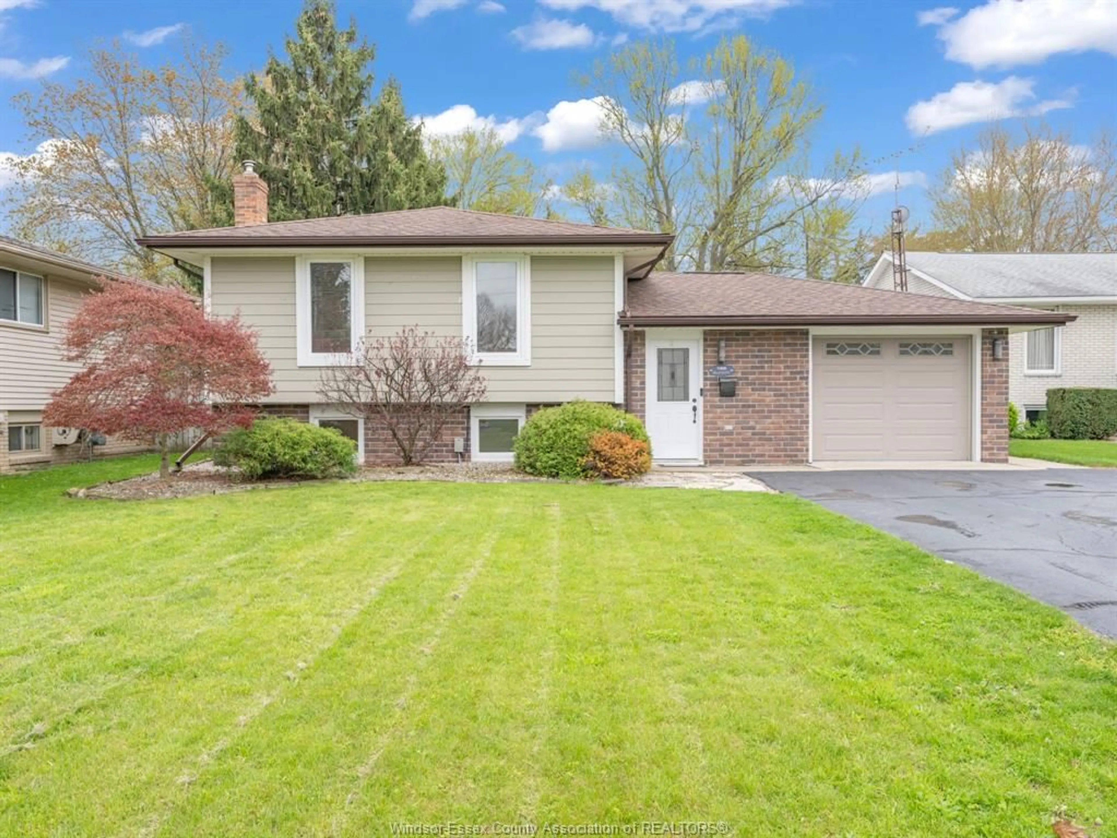 Home with vinyl exterior material, street for 165 Harold Cull Dr, Kingsville Ontario N9Y 1Z4