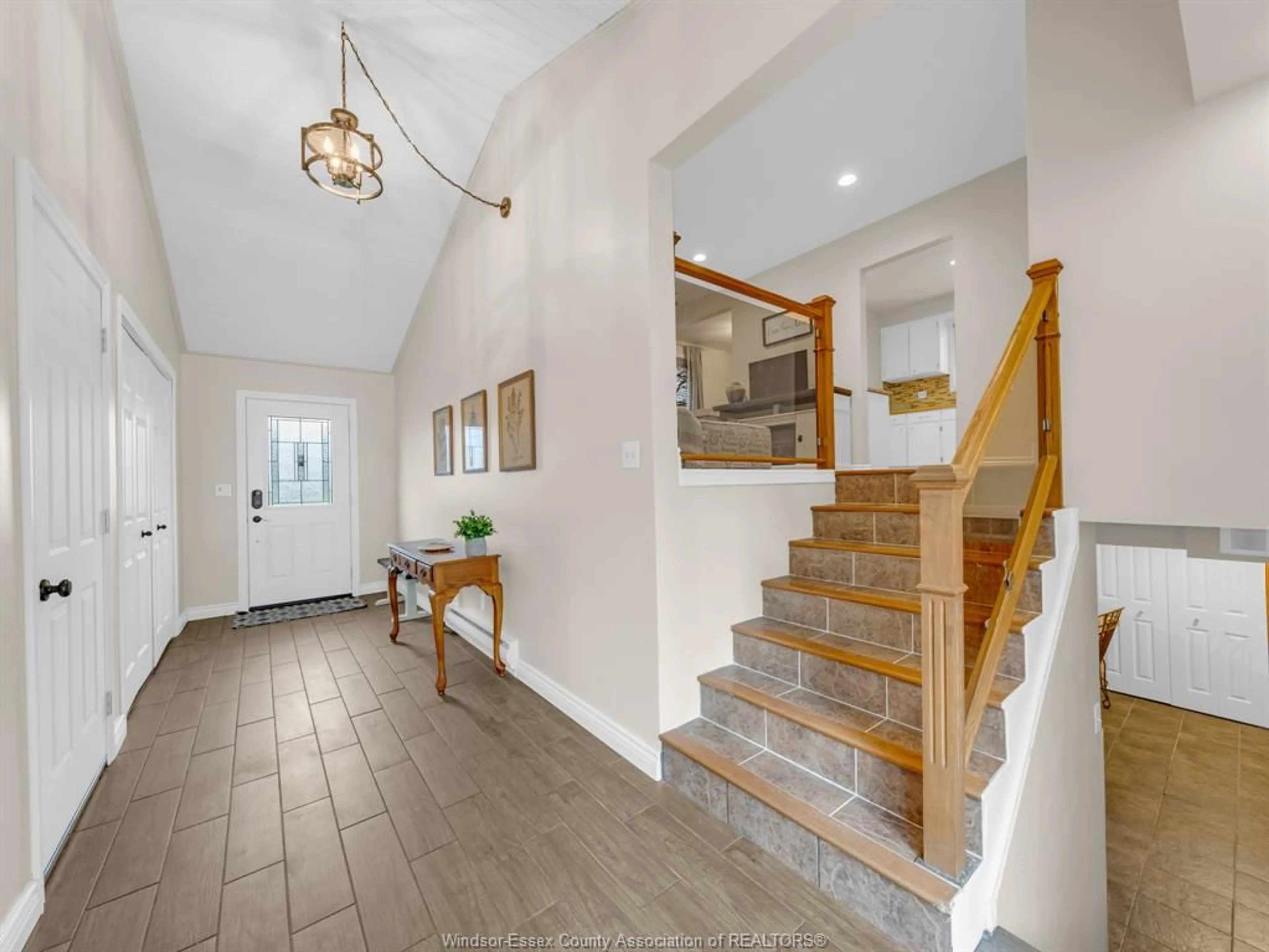 Indoor foyer for 165 Harold Cull Dr, Kingsville Ontario N9Y 1Z4