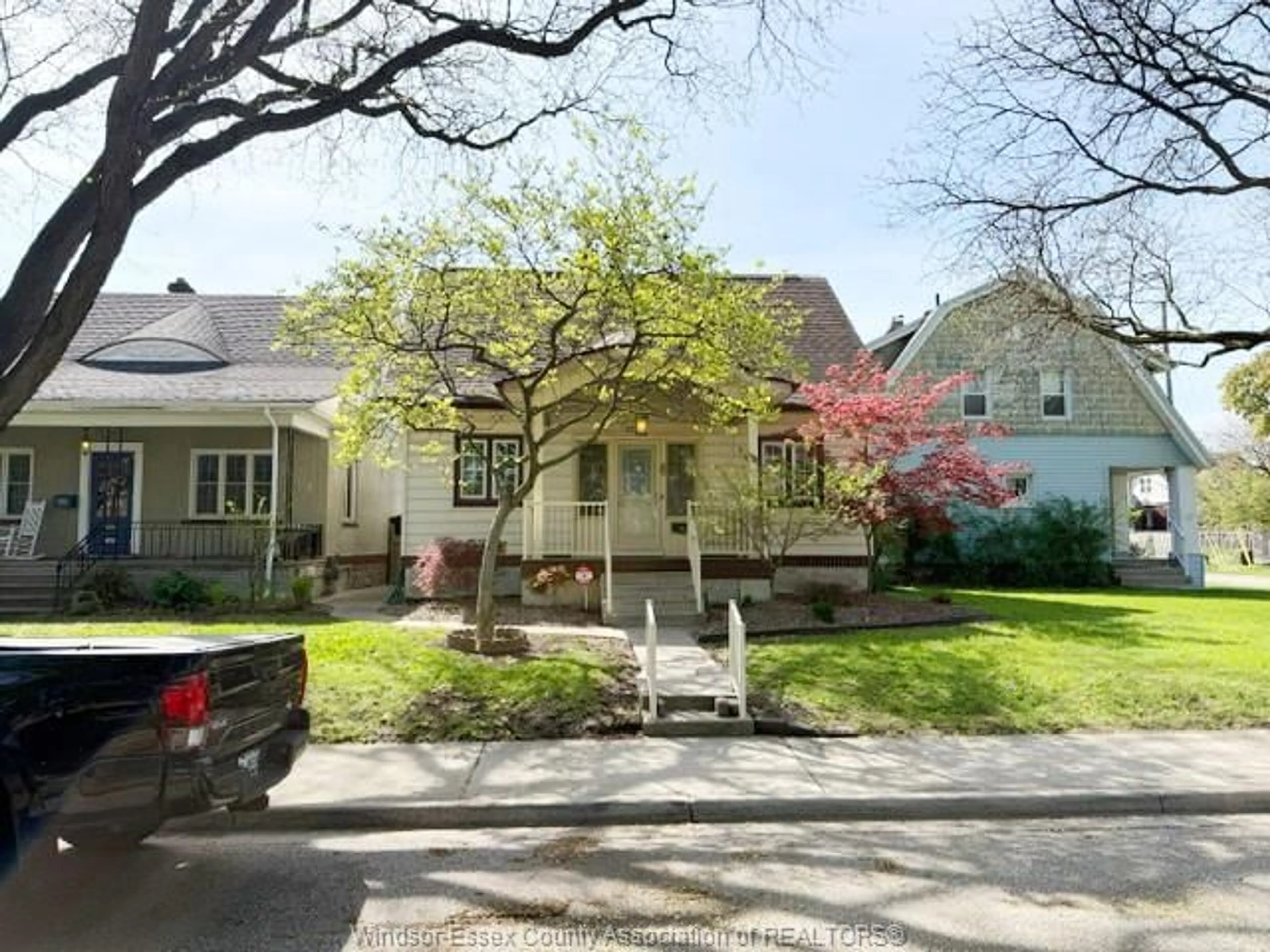 A pic from outside/outdoor area/front of a property/back of a property/a pic from drone, street for 1921 DACOTAH Dr, Windsor Ontario N8Y 1S7