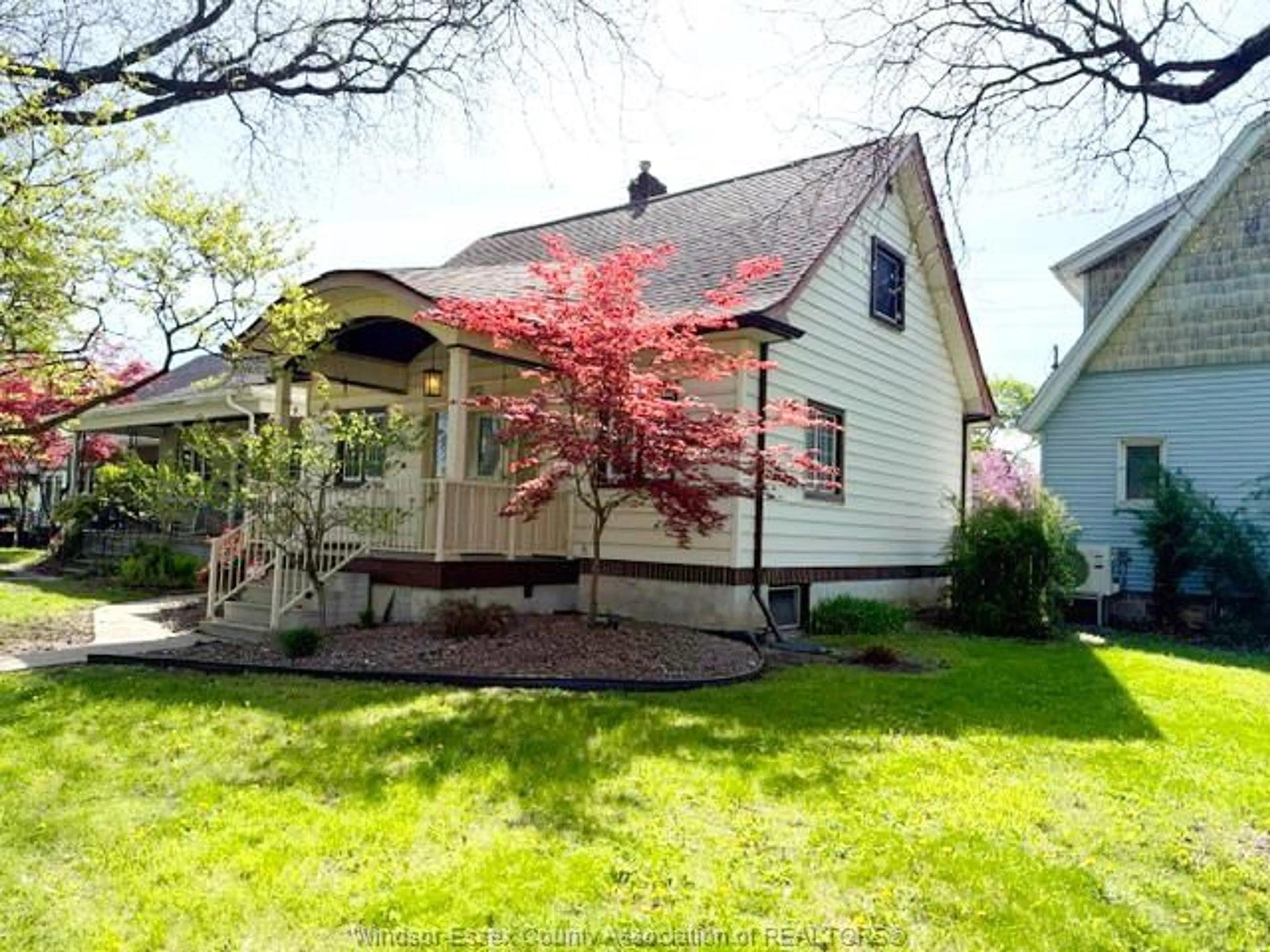 Home with vinyl exterior material, street for 1921 DACOTAH Dr, Windsor Ontario N8Y 1S7