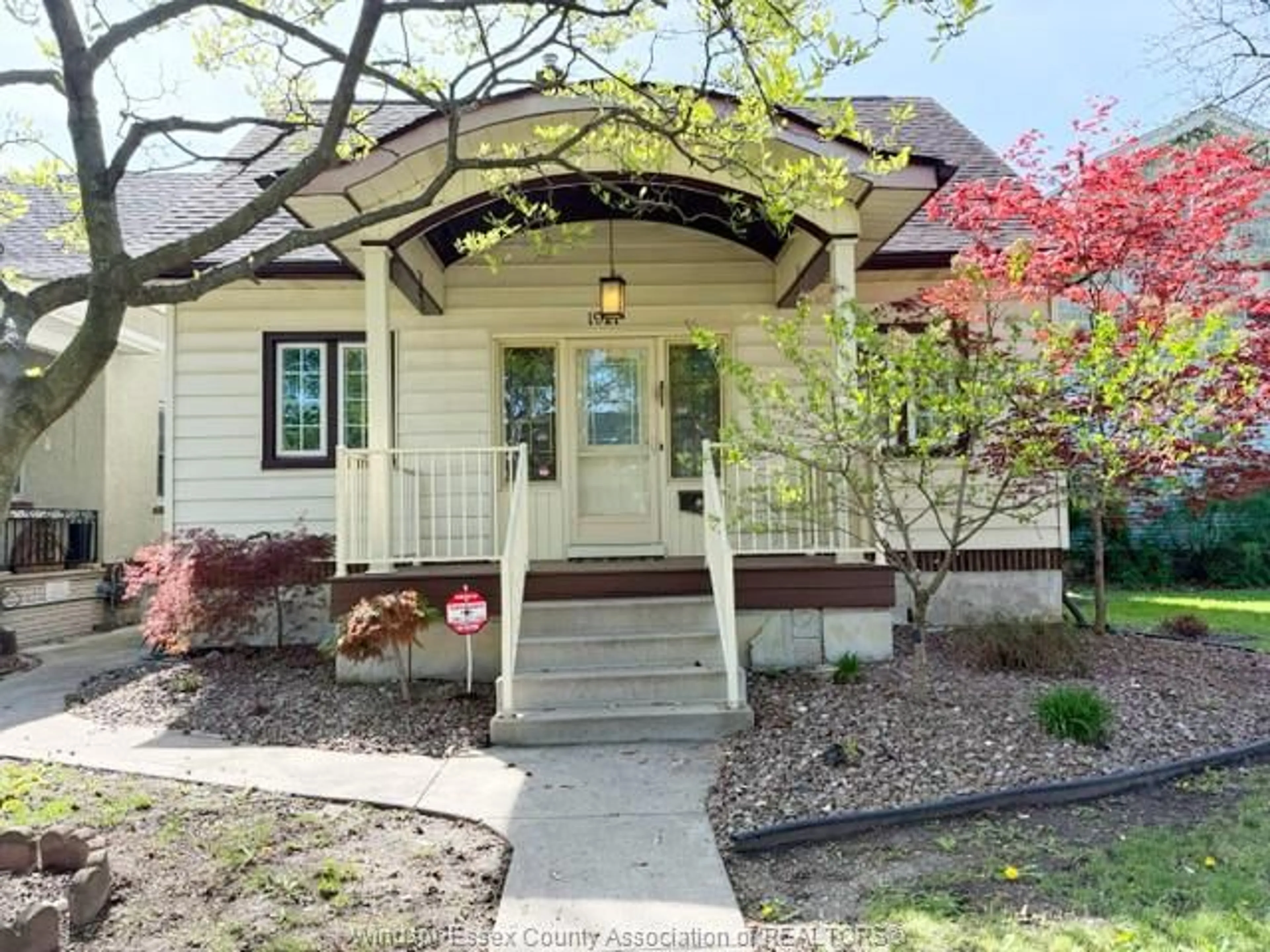 Indoor entryway for 1921 DACOTAH Dr, Windsor Ontario N8Y 1S7