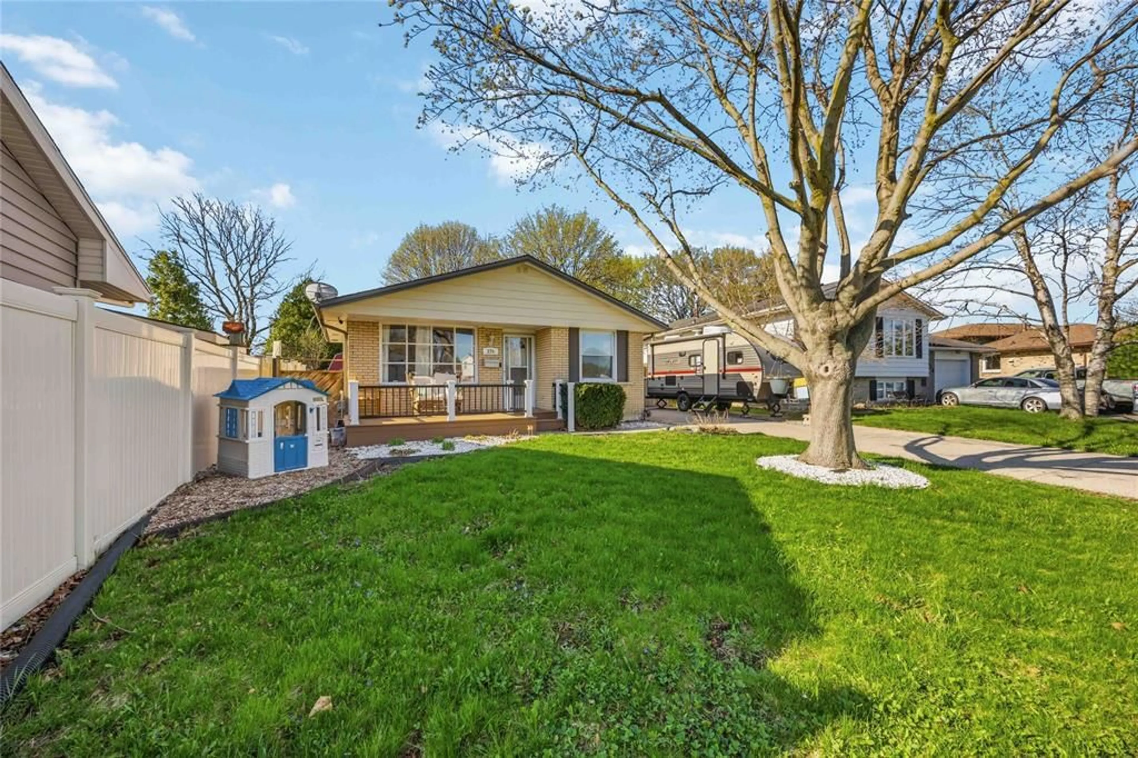 A pic from outside/outdoor area/front of a property/back of a property/a pic from drone, street for 574 Nassau Cres, Sarnia Ontario N7S 4H9