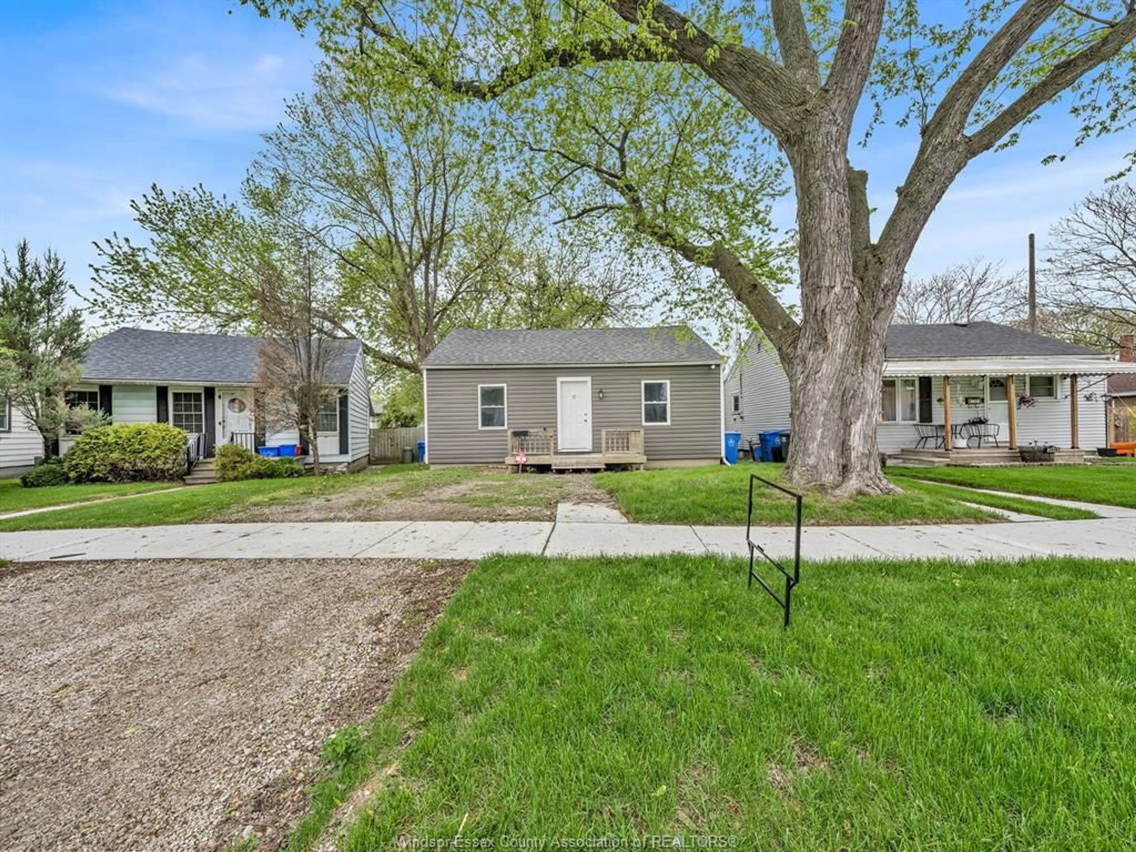 A pic from outside/outdoor area/front of a property/back of a property/a pic from drone, street for 3422 BARRYMORE, Windsor Ontario N9C 1V1