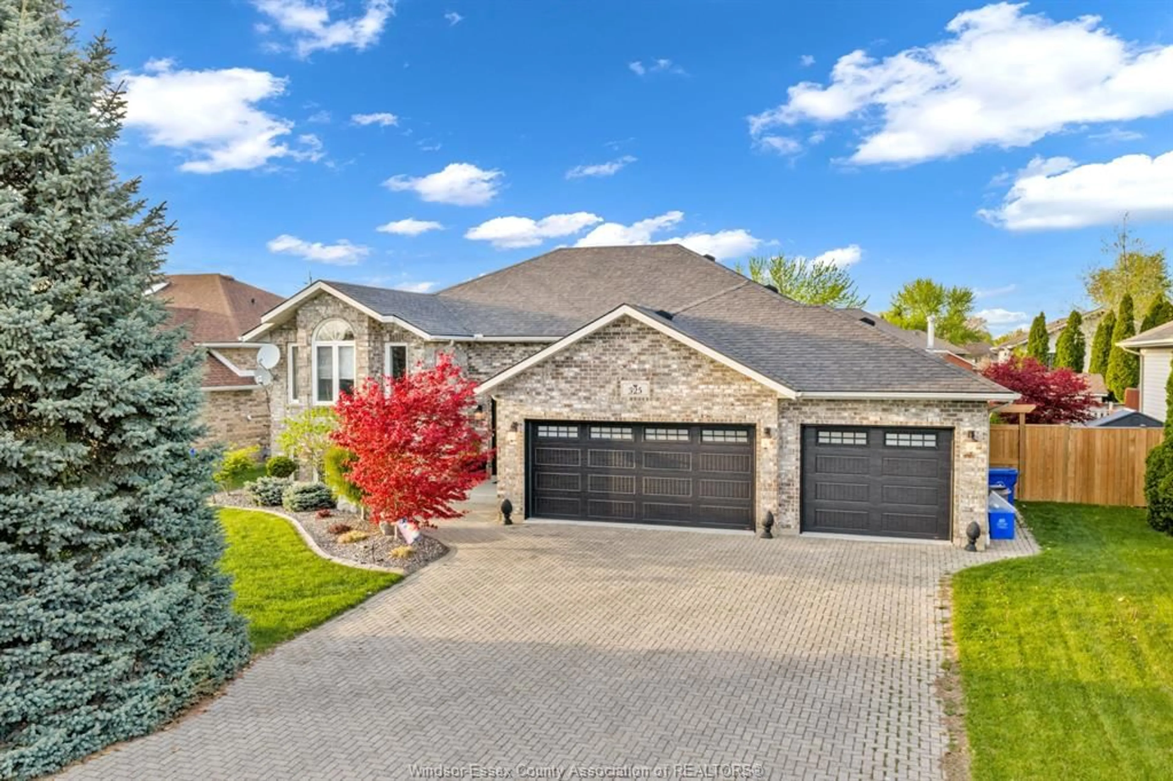A pic from outside/outdoor area/front of a property/back of a property/a pic from drone, street for 325 SUNNYSIDE Blvd, LaSalle Ontario N9J 3J3