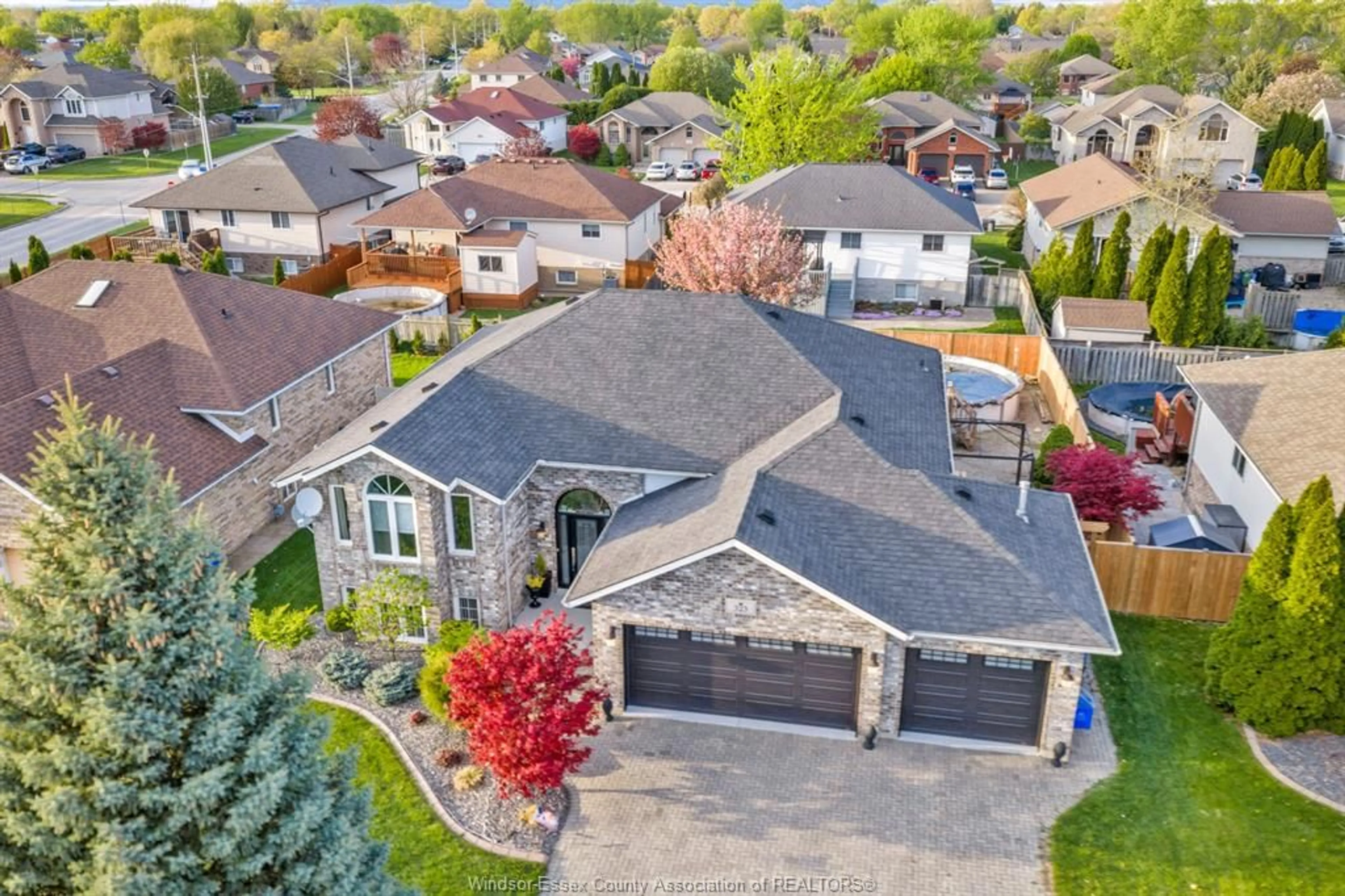 A pic from outside/outdoor area/front of a property/back of a property/a pic from drone, street for 325 SUNNYSIDE Blvd, LaSalle Ontario N9J 3J3