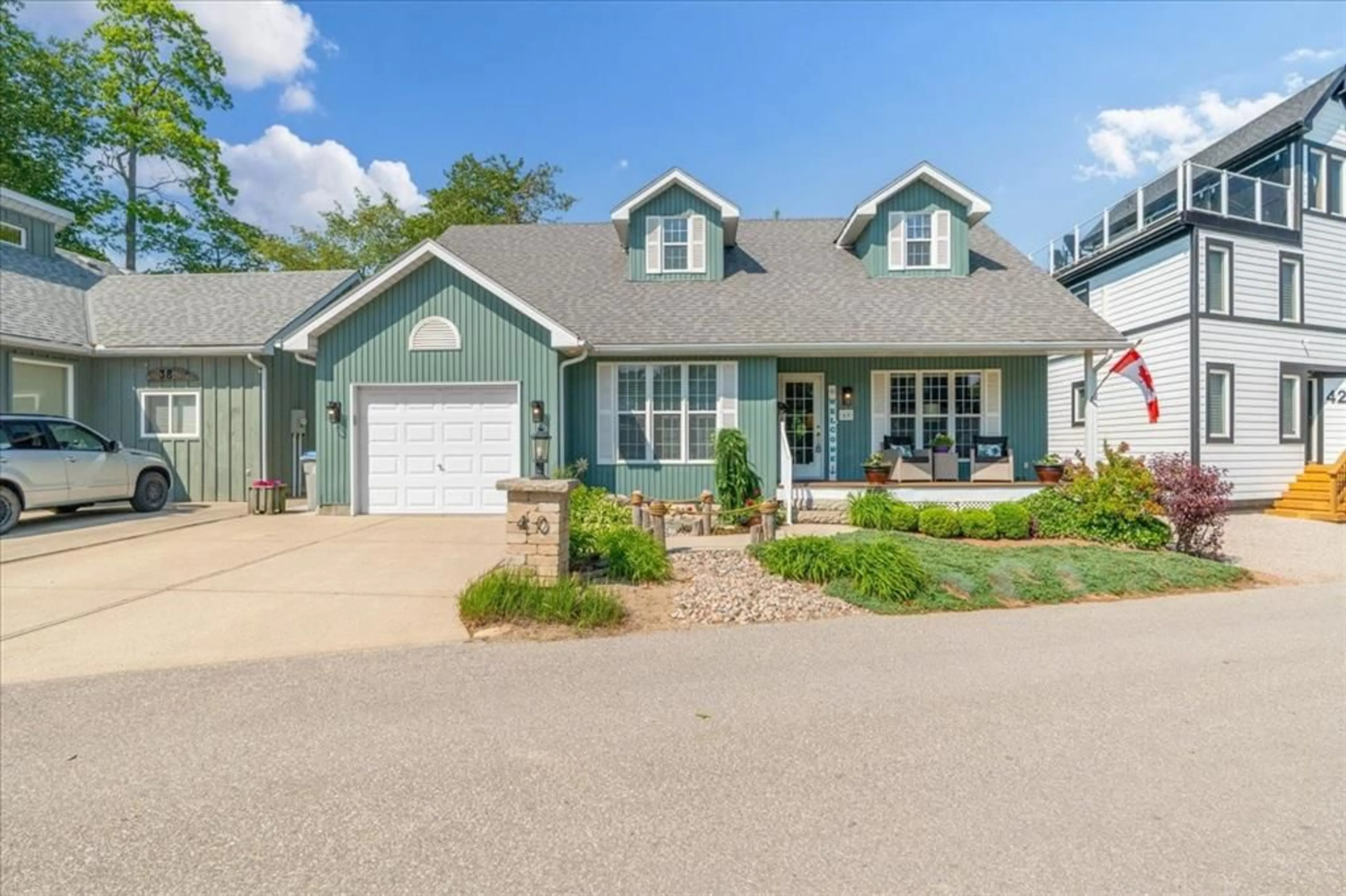 Home with vinyl exterior material, street for 40 LAKESIDE Cir, Grand Bend Ontario N0M 1T0