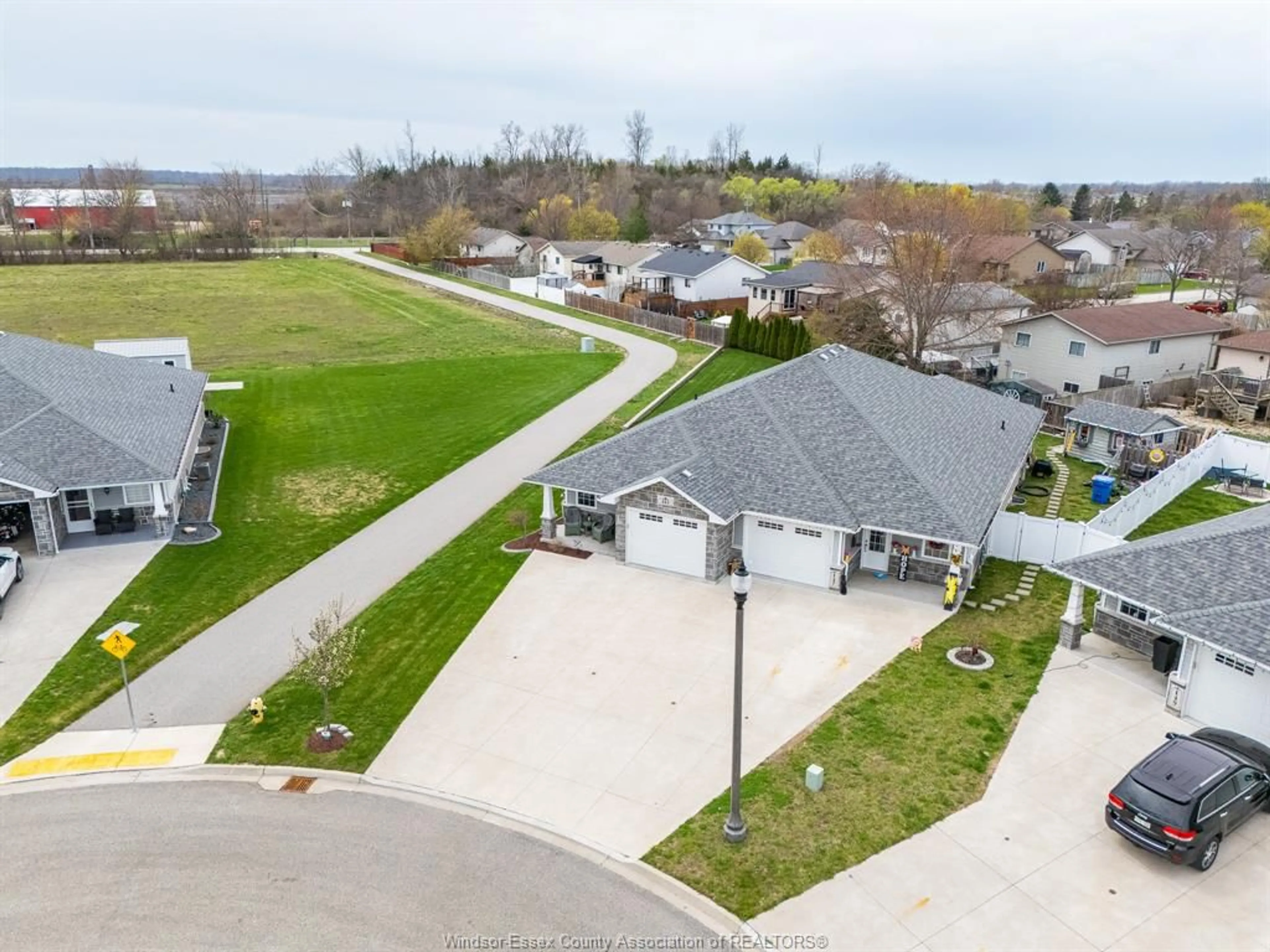 A pic from outside/outdoor area/front of a property/back of a property/a pic from drone, street for 145 MEADOWVIEW Ave, Amherstburg Ontario N9V 0E9