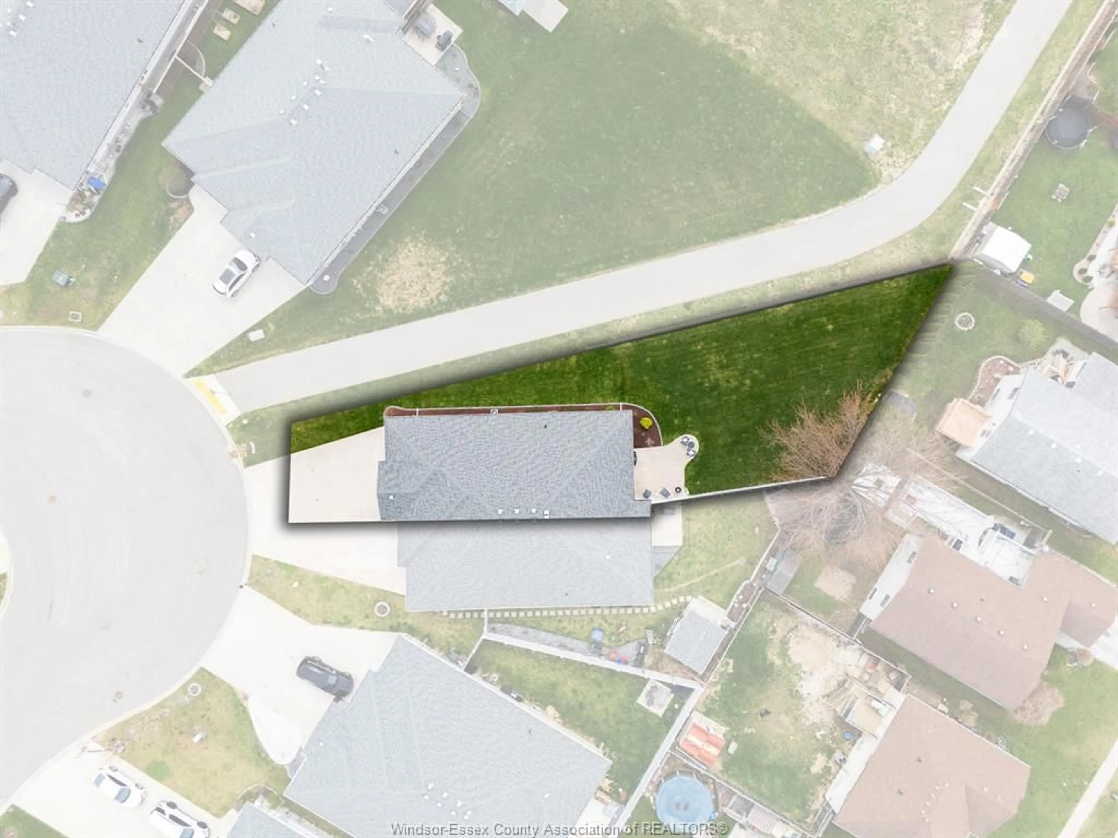 A pic from outside/outdoor area/front of a property/back of a property/a pic from drone, unknown for 145 MEADOWVIEW Ave, Amherstburg Ontario N9V 0E9