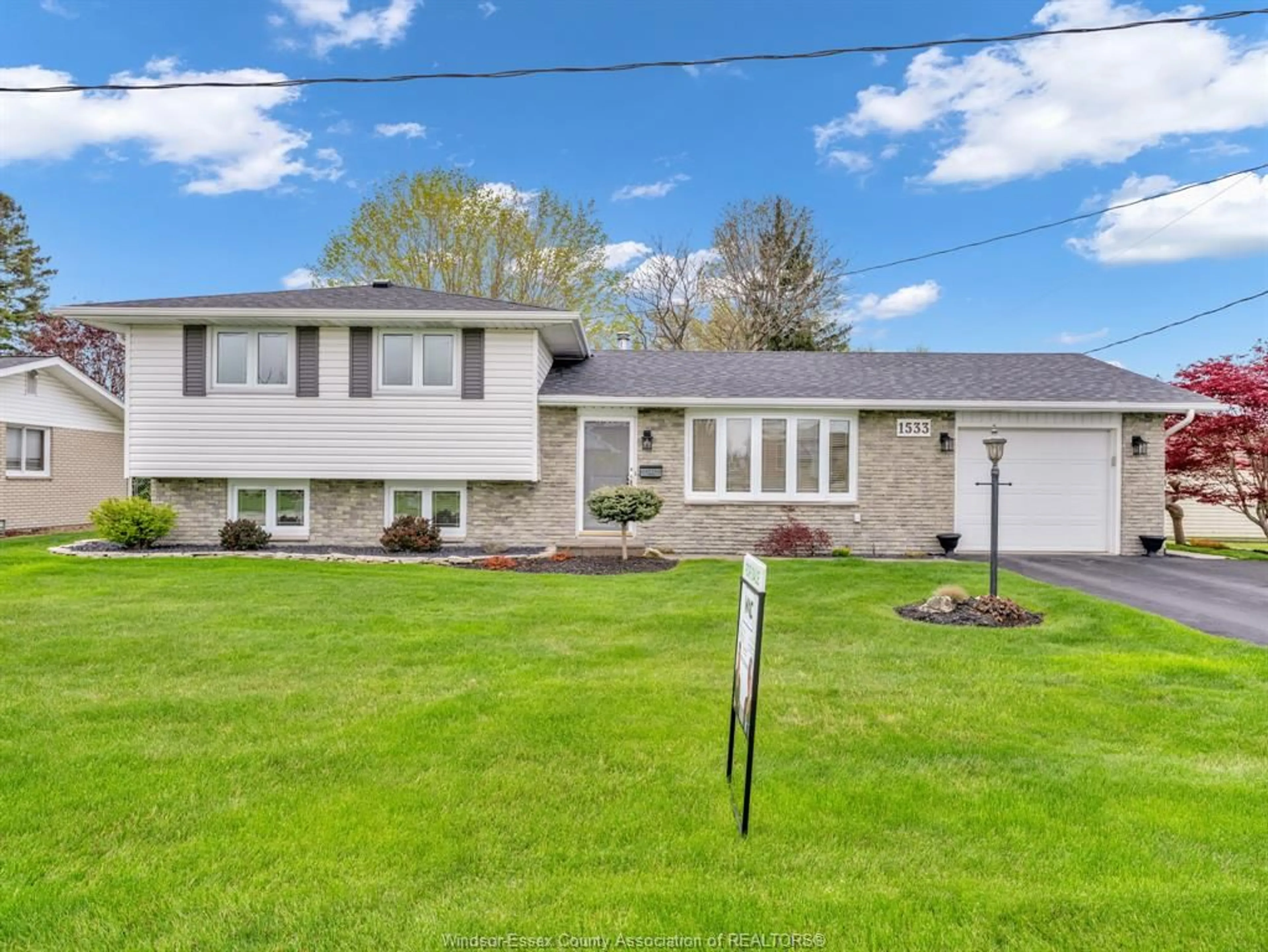 Home with vinyl exterior material, street for 1533 PEACH Dr, Ruthven Ontario N0P 2G0