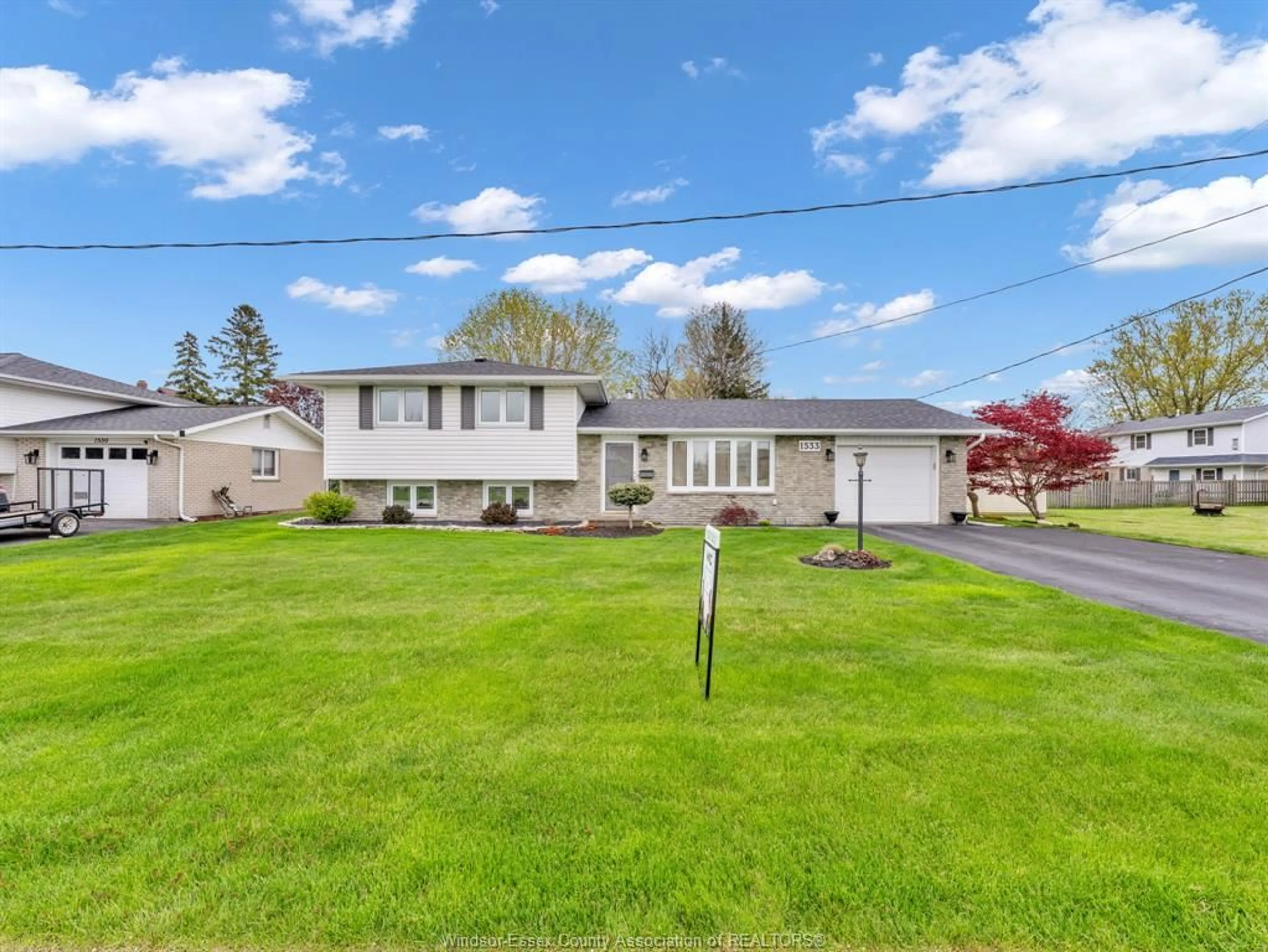 A pic from outside/outdoor area/front of a property/back of a property/a pic from drone, street for 1533 PEACH Dr, Ruthven Ontario N0P 2G0