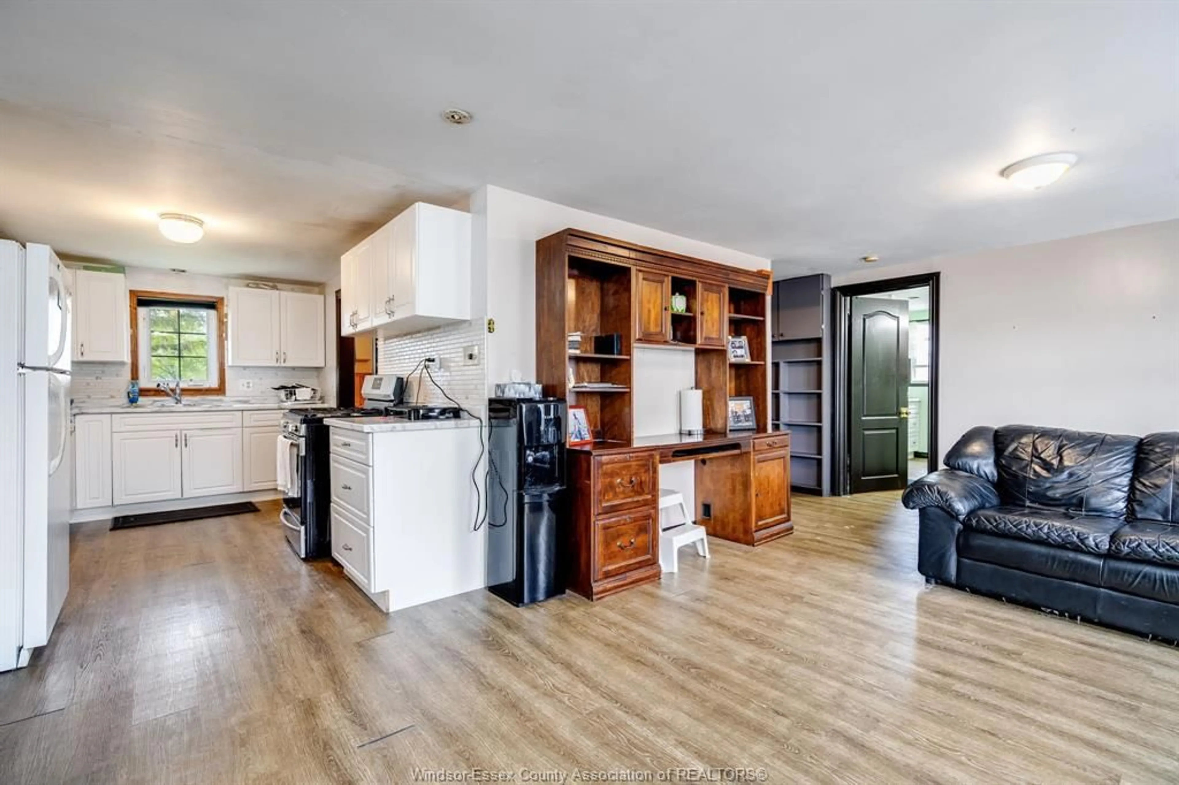 Open concept kitchen, unknown for 850 County Road 31, Leamington Ontario N8H 3V8