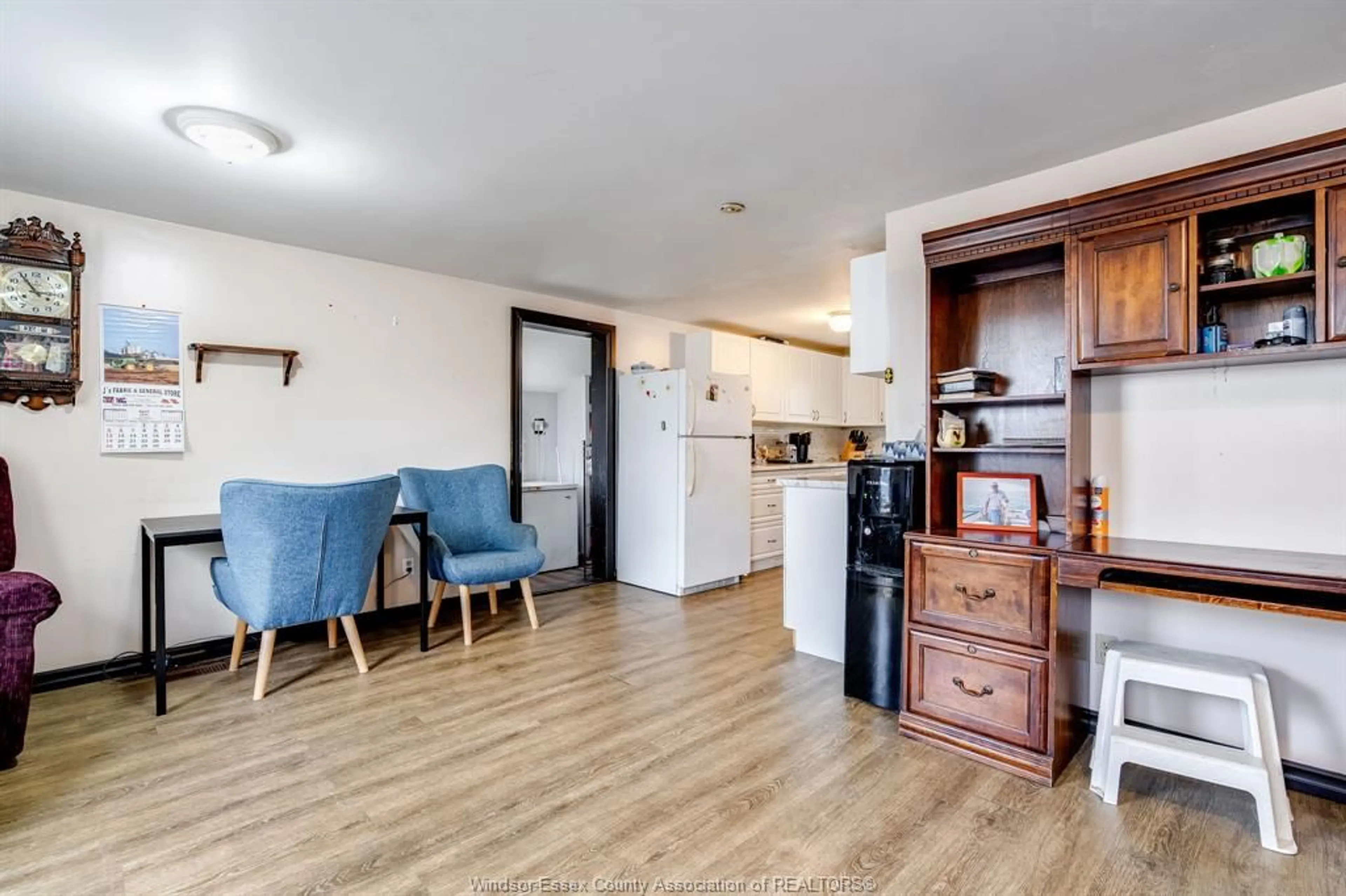 Standard kitchen, wood/laminate floor for 850 County Road 31, Leamington Ontario N8H 3V8