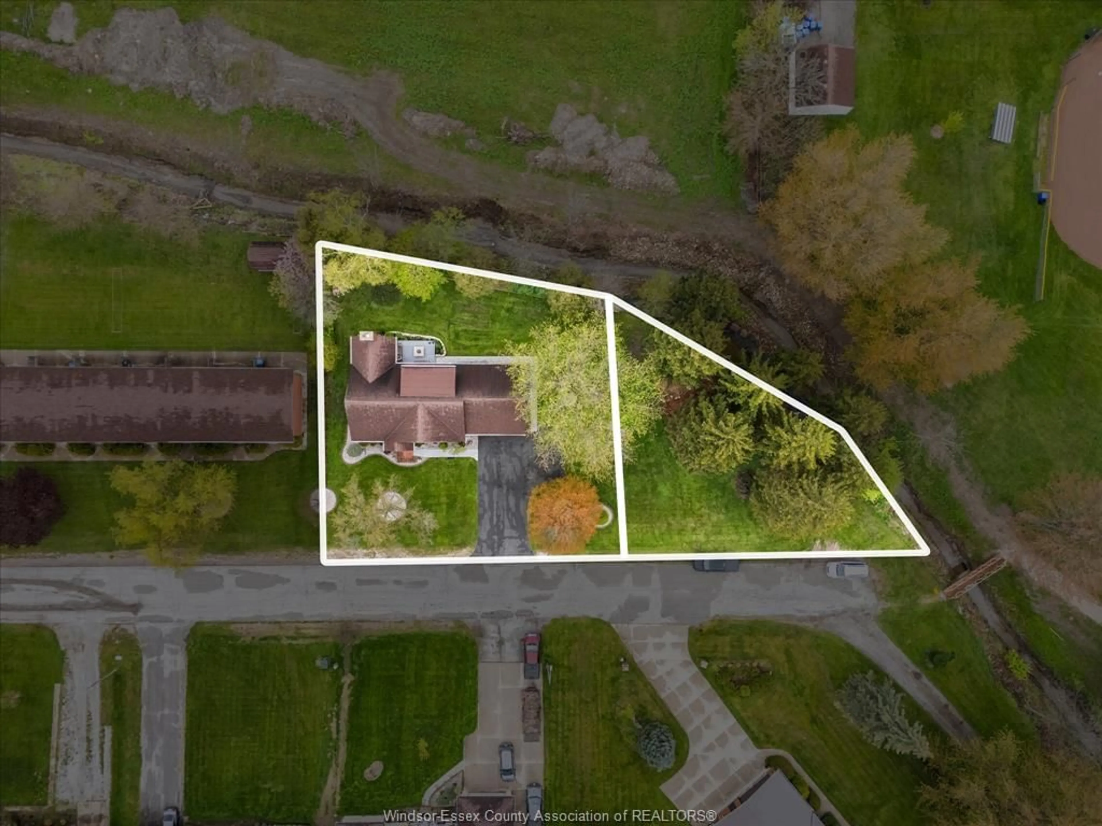 A pic from outside/outdoor area/front of a property/back of a property/a pic from drone, building for V/L KAEL, Harrow Ontario N0R 1G0