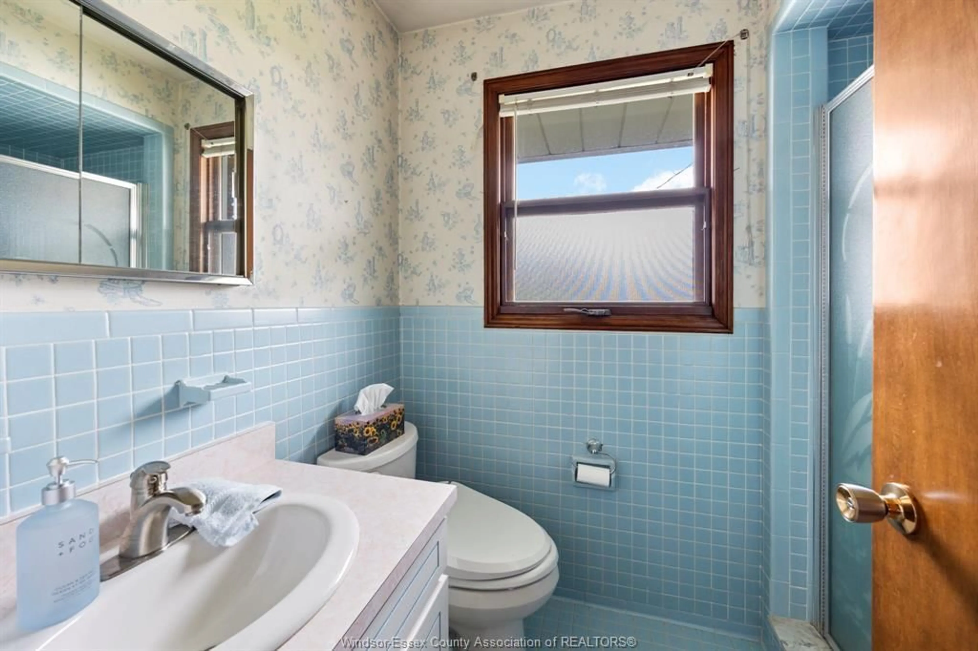 Standard bathroom, ceramic/tile floor for 1565 ROXBOROUGH, Windsor Ontario N9B 3H2