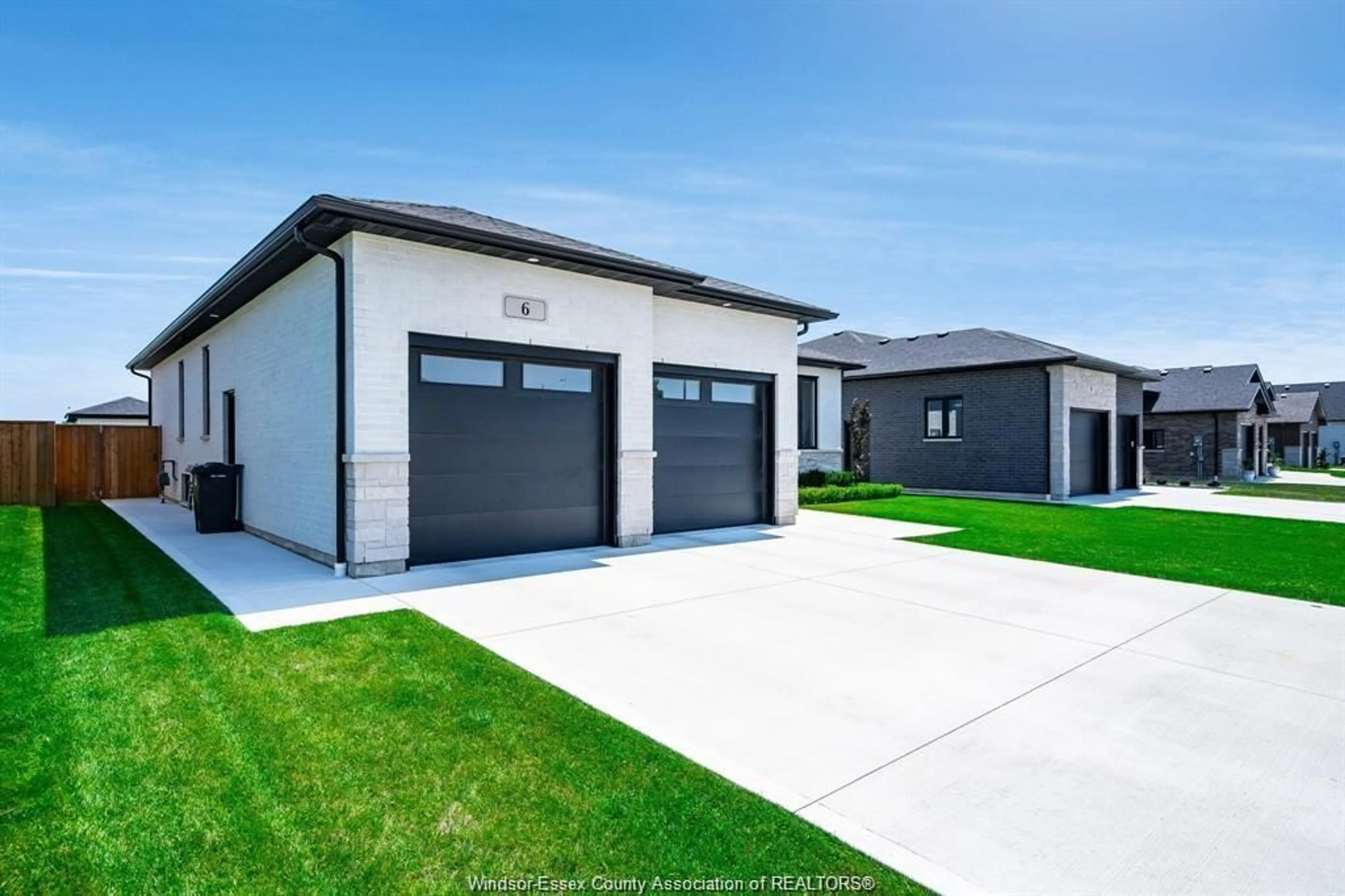 Indoor garage for 6 HEATHVIEW Trail, Leamington Ontario N8H 0G3