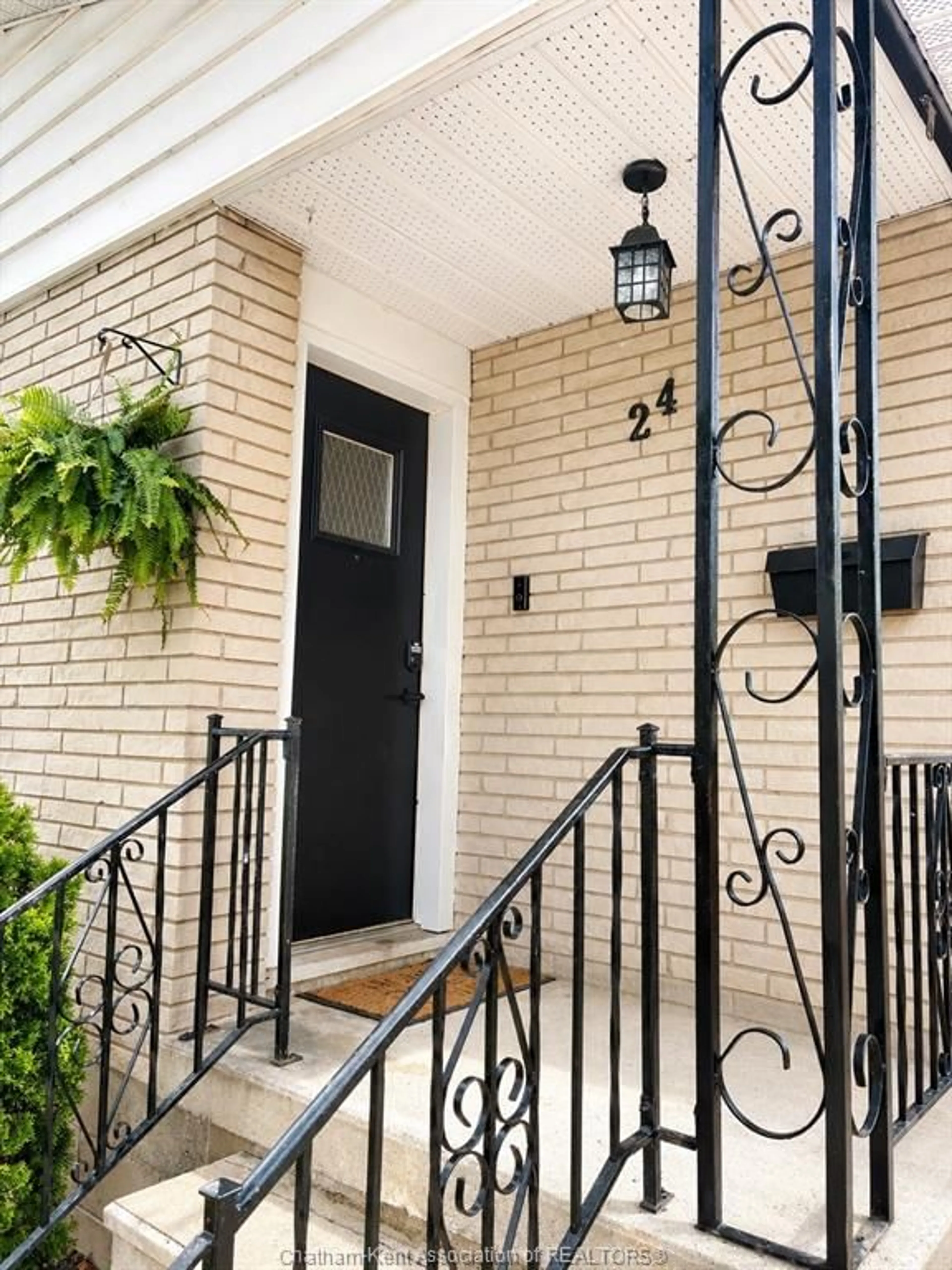 Indoor entryway for 24 Sussex St, Chatham Ontario N7L 1L8
