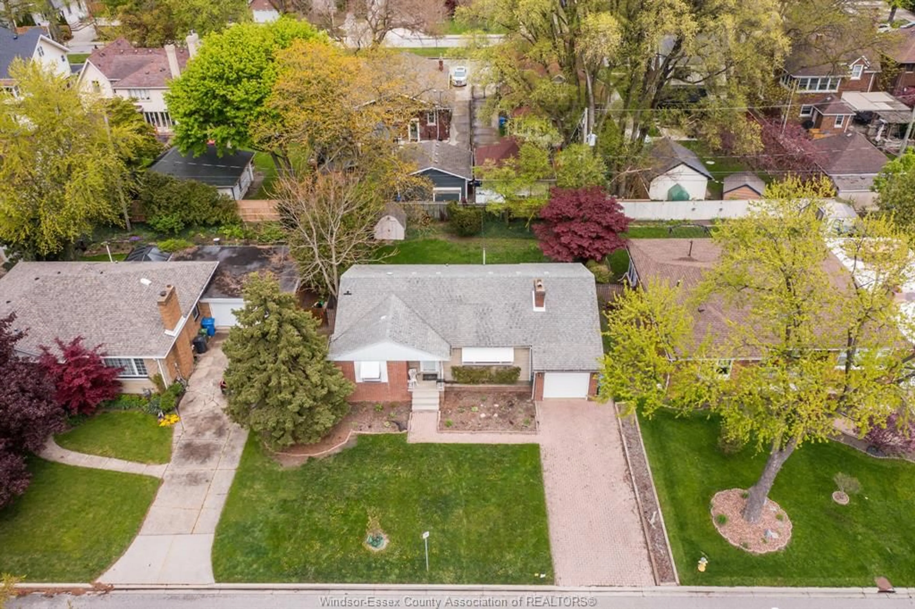 A pic from outside/outdoor area/front of a property/back of a property/a pic from drone, street for 262 HENKEL Pl, Windsor Ontario N8Y 2E7