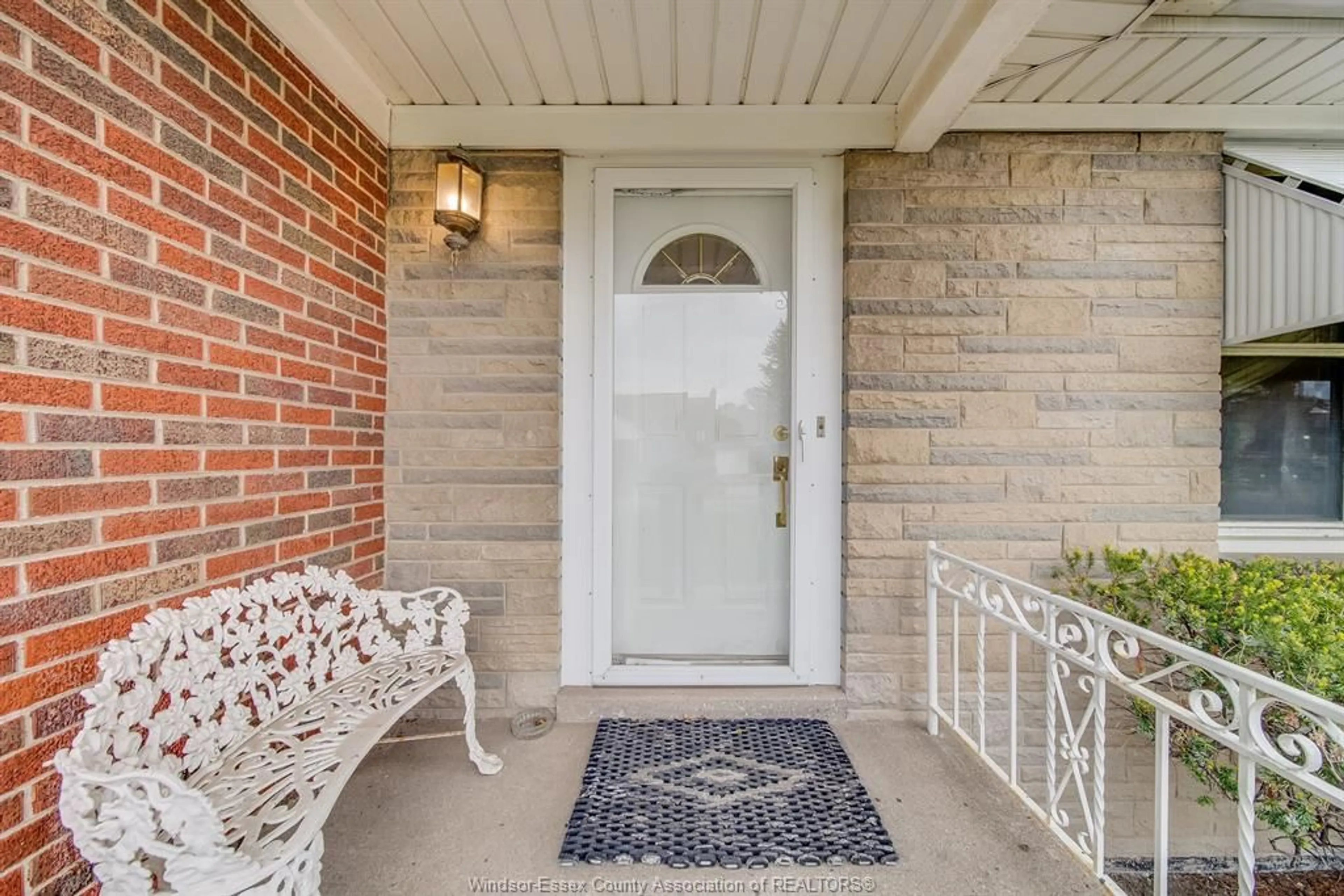 Indoor entryway for 262 HENKEL Pl, Windsor Ontario N8Y 2E7