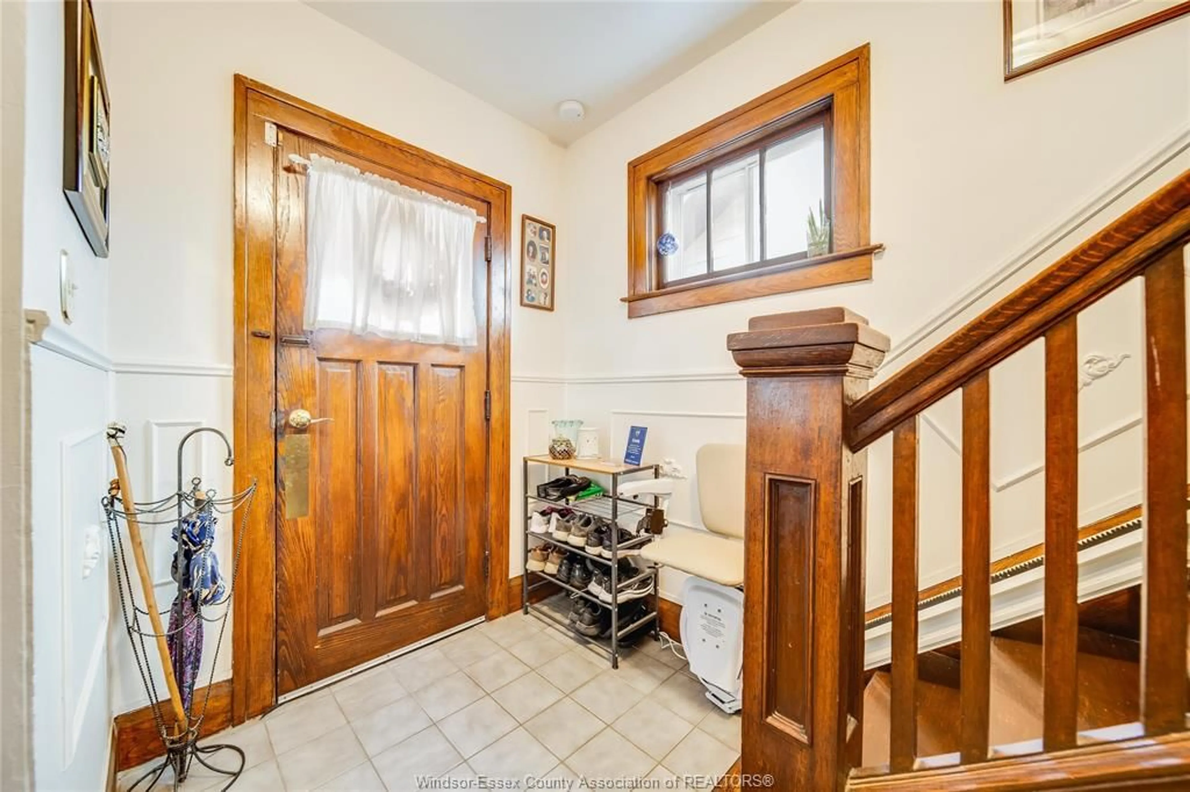 Indoor foyer for 1516 CHURCH St, Windsor Ontario N8X 1V3