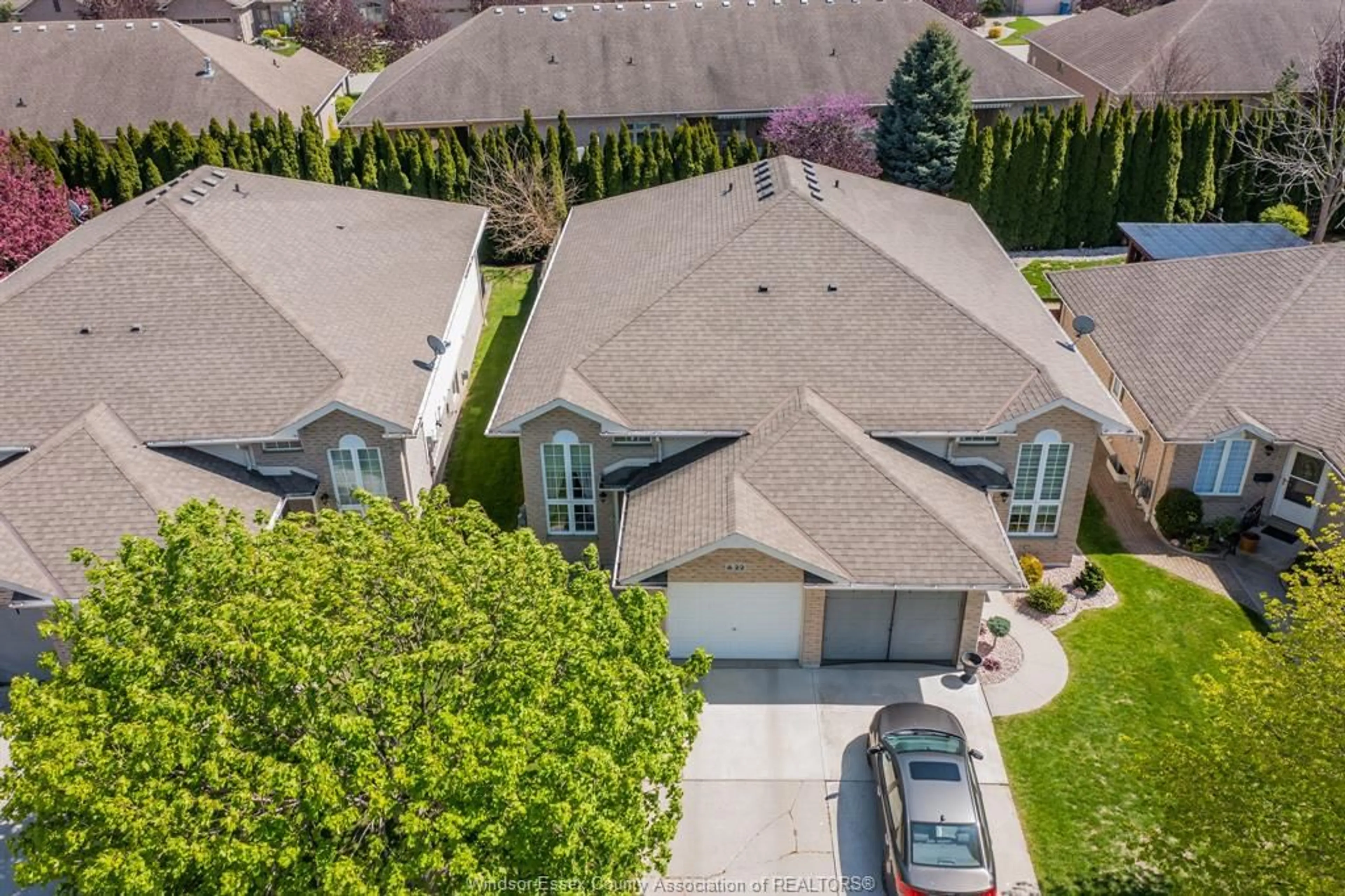 A pic from outside/outdoor area/front of a property/back of a property/a pic from drone, street for 22 VILLA Crt, Chatham Ontario N7L 5P5