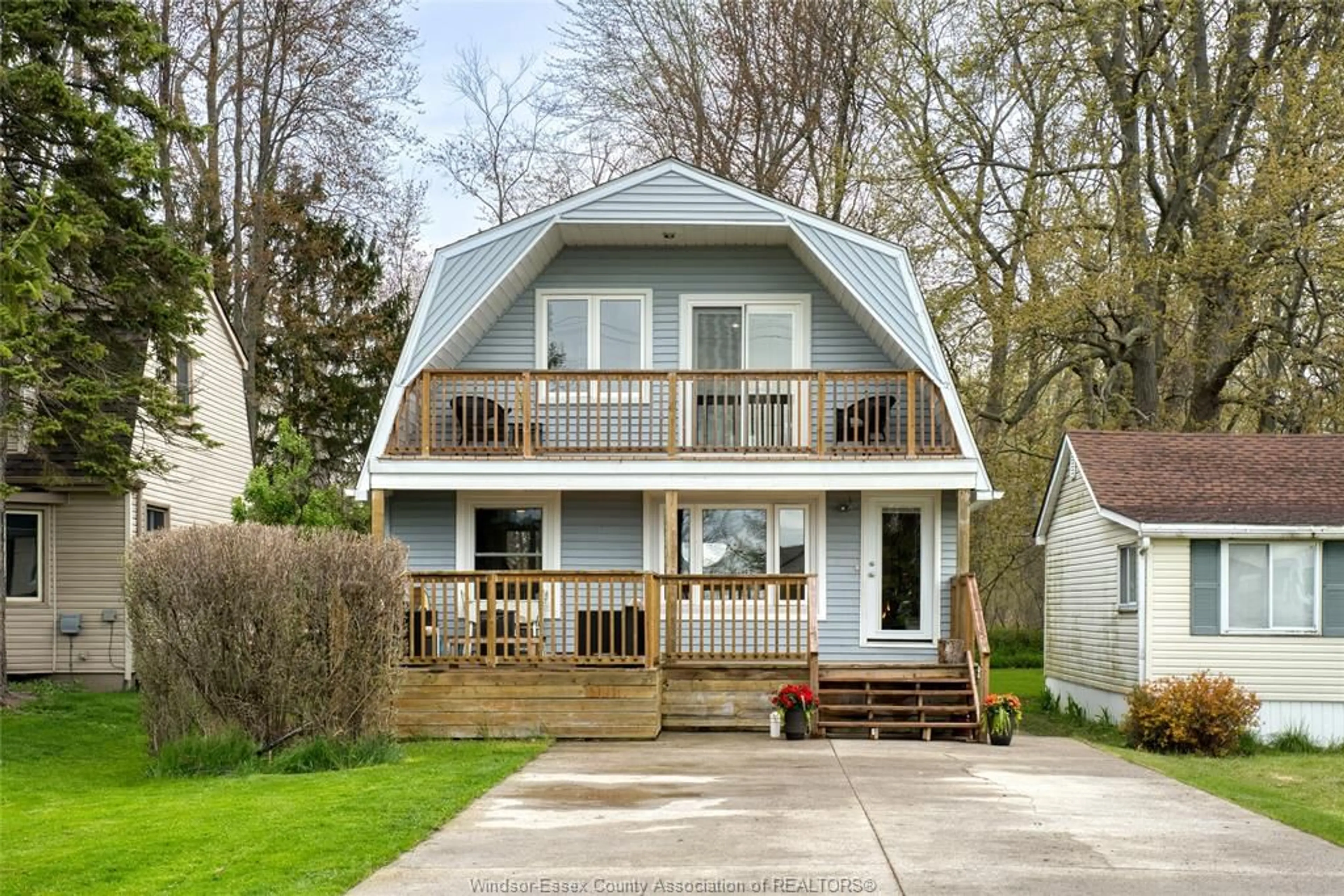 Home with vinyl exterior material, street for 374 LAKEWOOD Dr, Amherstburg Ontario N9V 2Y8