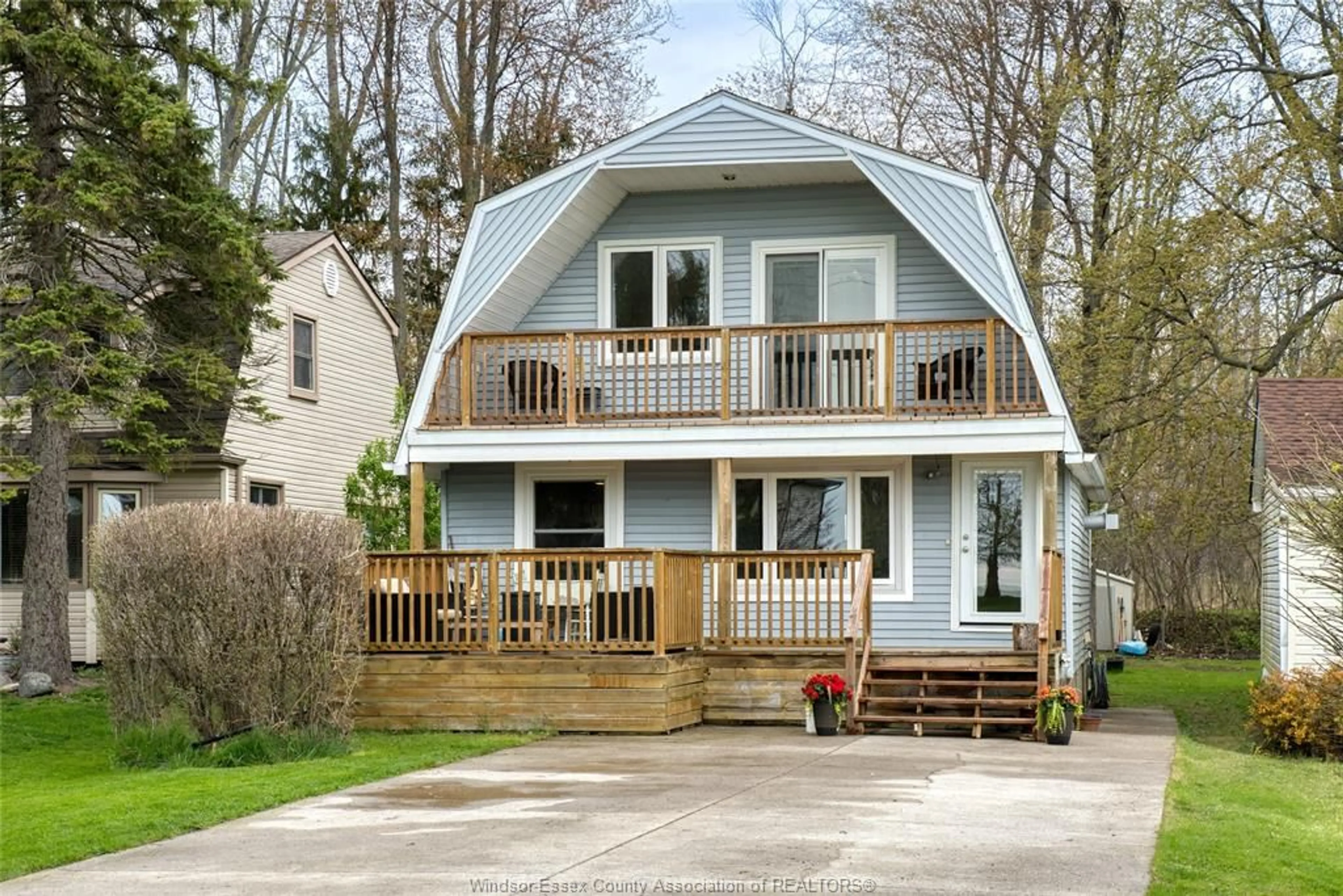 Home with vinyl exterior material, street for 374 LAKEWOOD Dr, Amherstburg Ontario N9V 2Y8