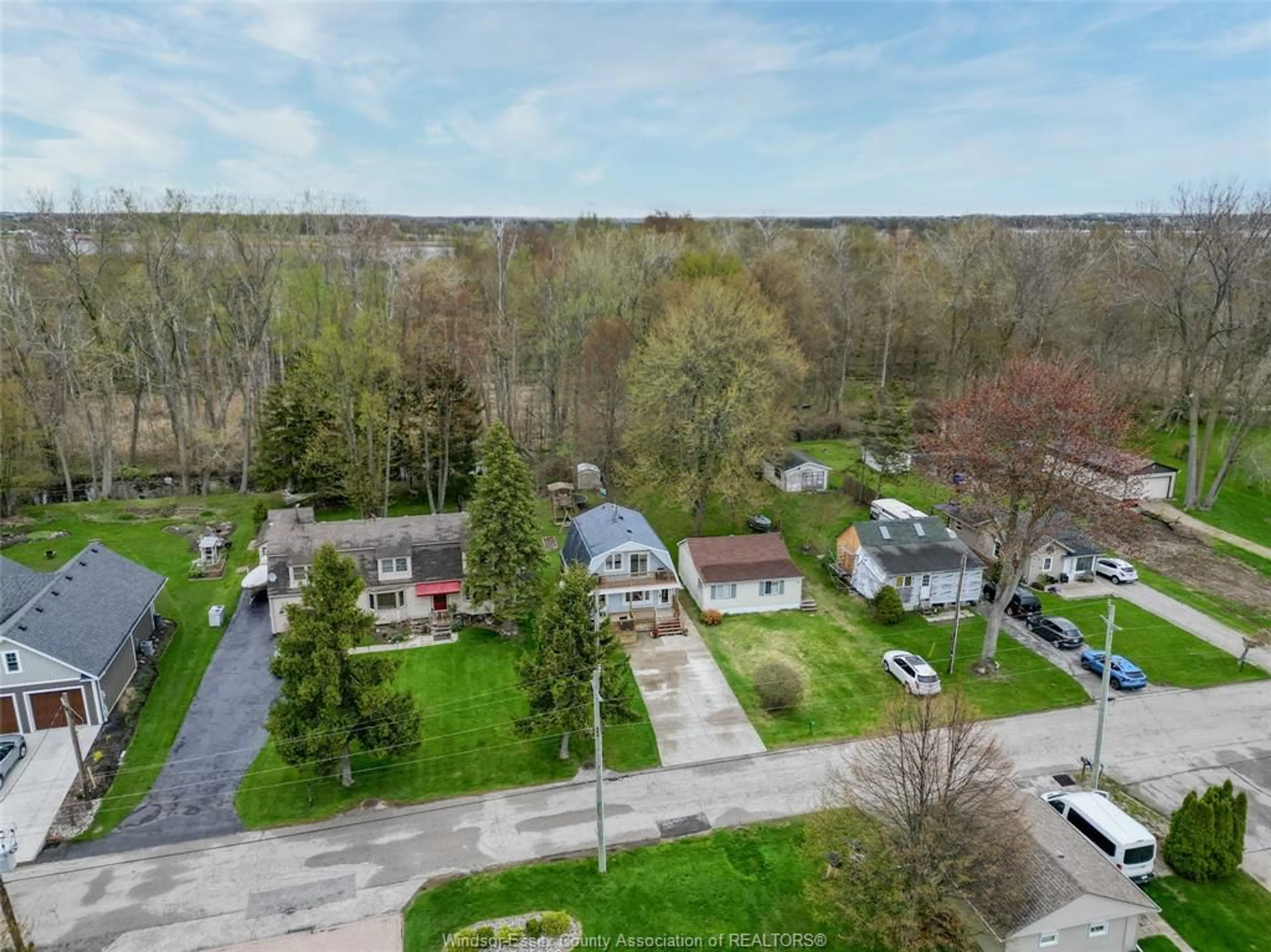 A pic from outside/outdoor area/front of a property/back of a property/a pic from drone, street for 374 LAKEWOOD Dr, Amherstburg Ontario N9V 2Y8
