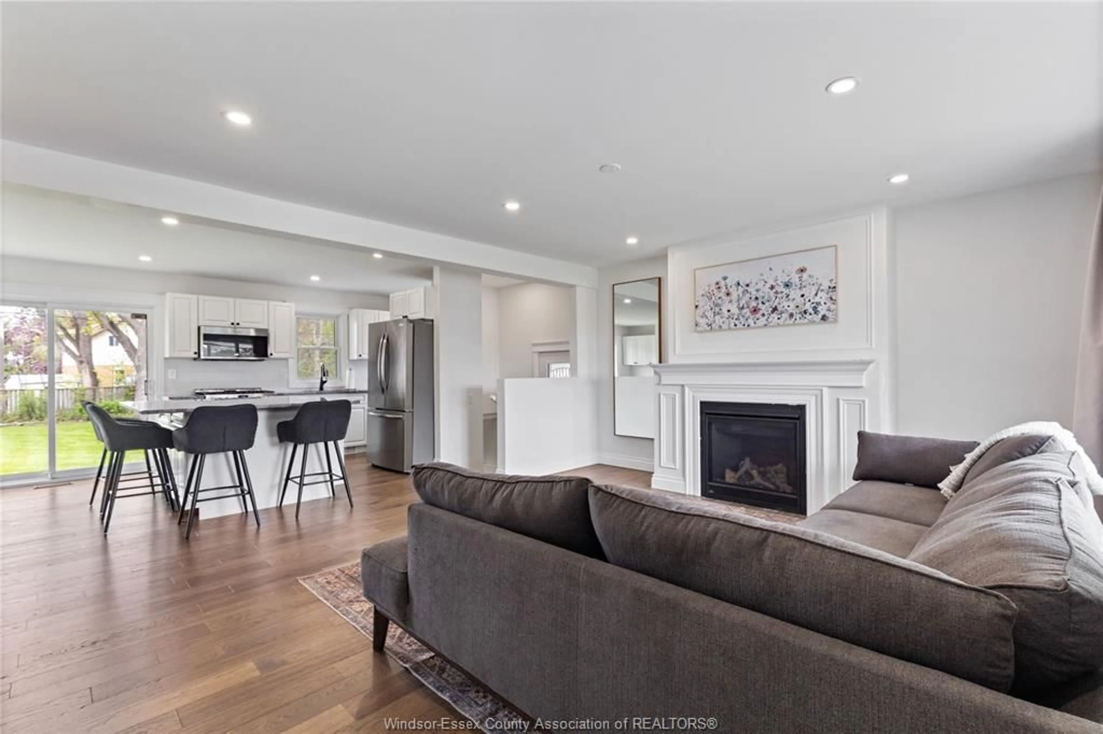 Open concept kitchen, wood/laminate floor for 221 GRACE Rd, Tecumseh Ontario N8N 2G6