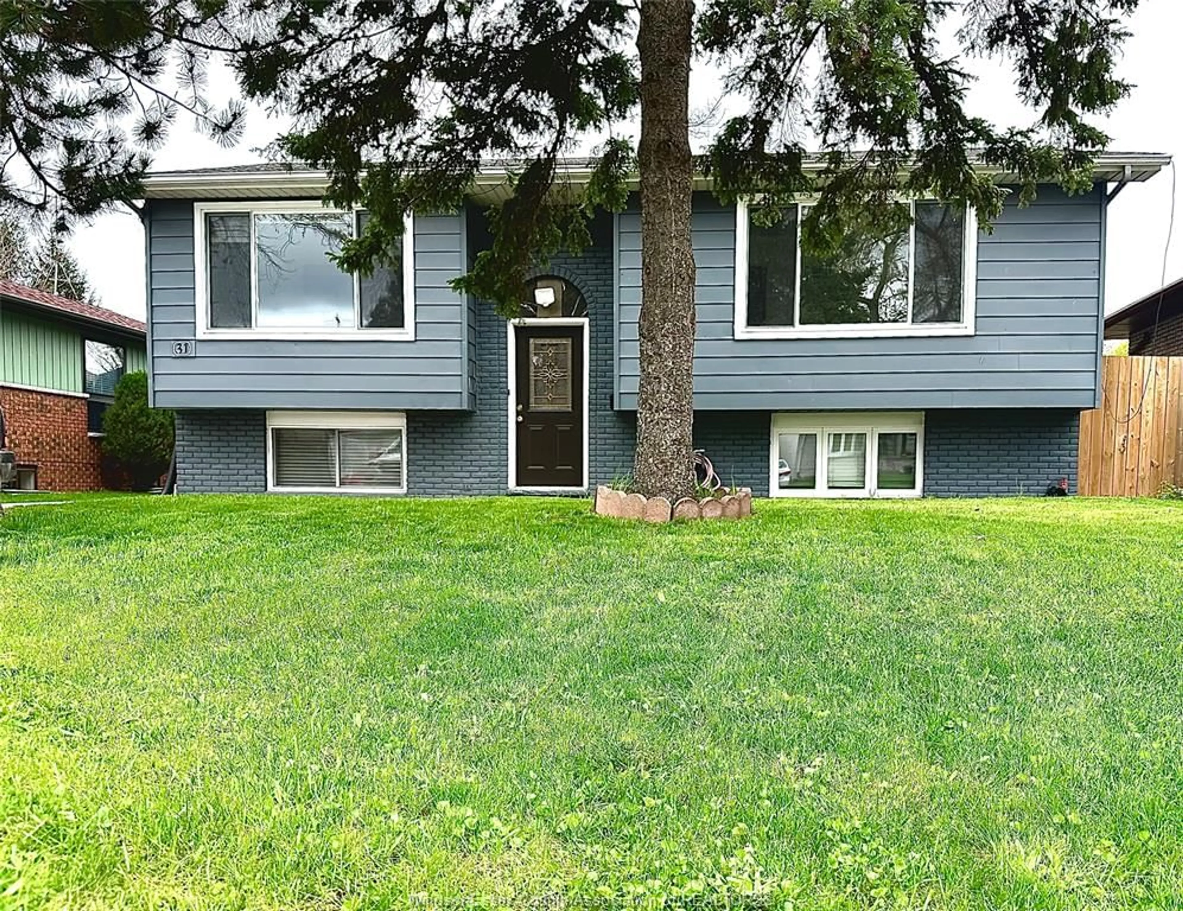 Home with vinyl exterior material, street for 31 PLUMBROOK, Leamington Ontario N8H 4K7