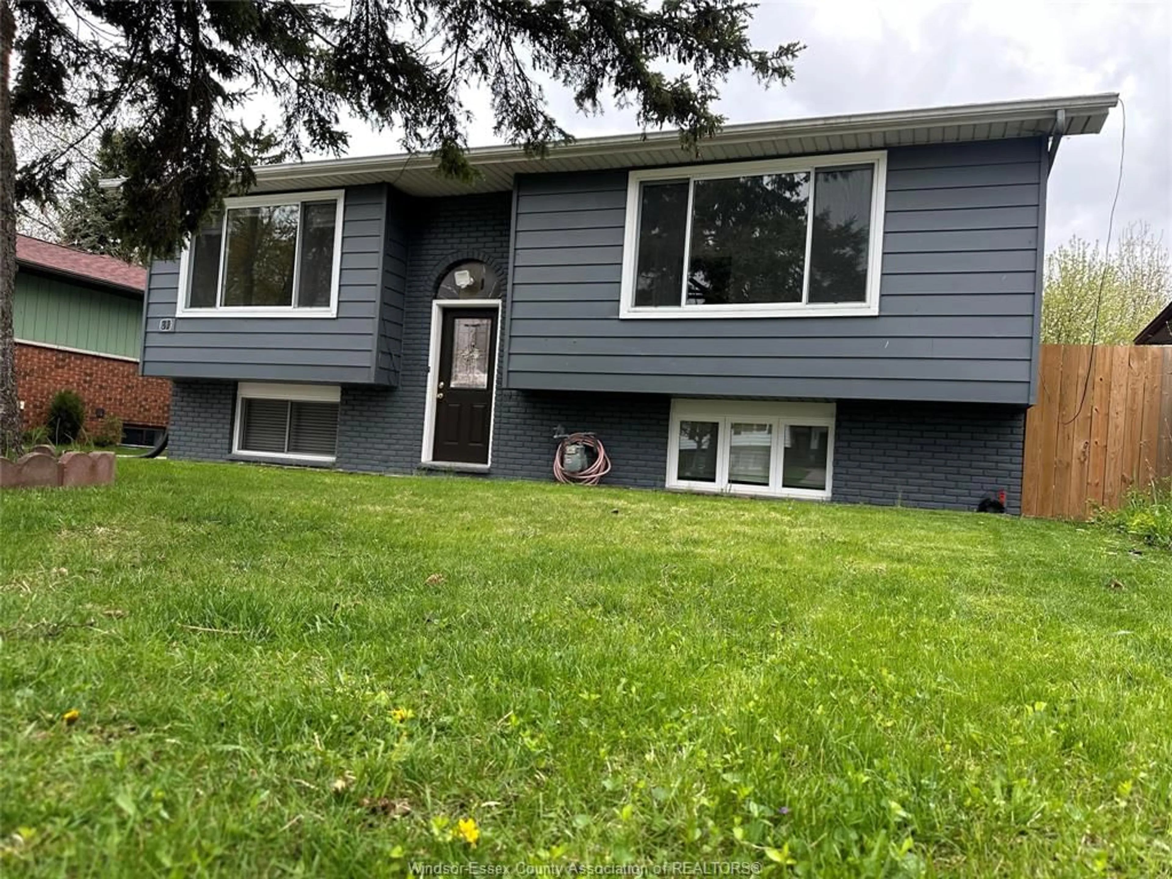 Home with vinyl exterior material, street for 31 PLUMBROOK, Leamington Ontario N8H 4K7