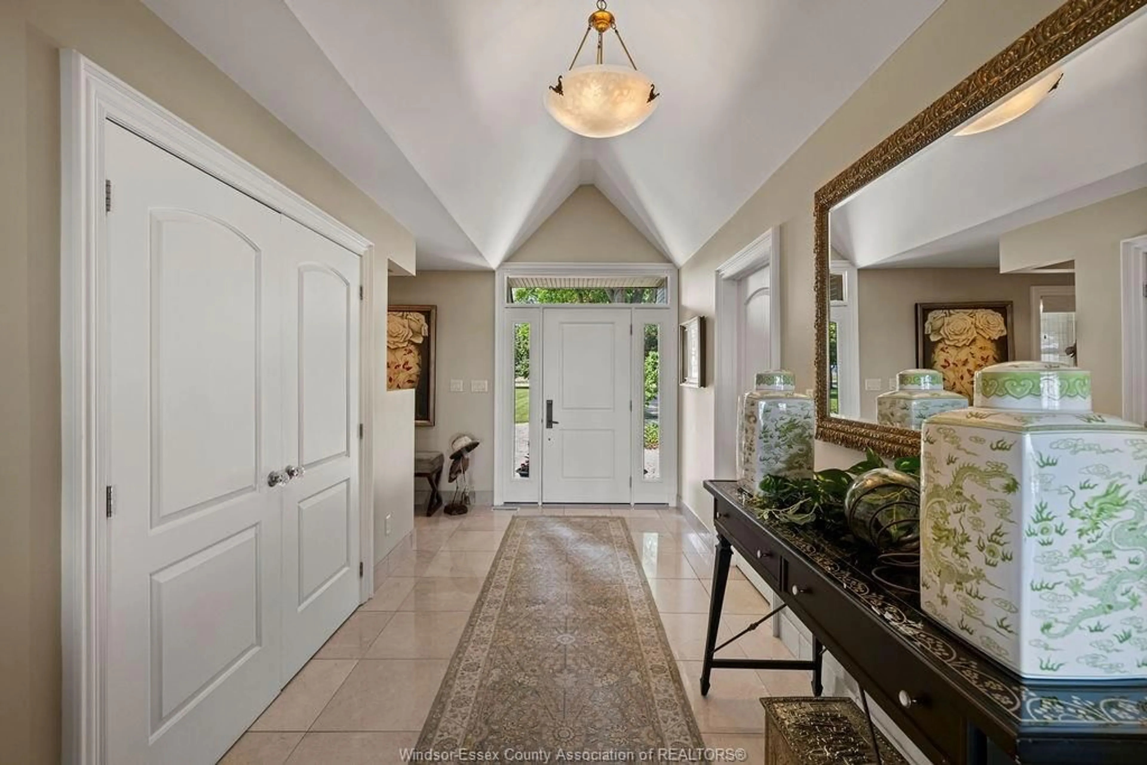 Indoor entryway for 1695 HERITAGE, Kingsville Ontario N9Y 2E6