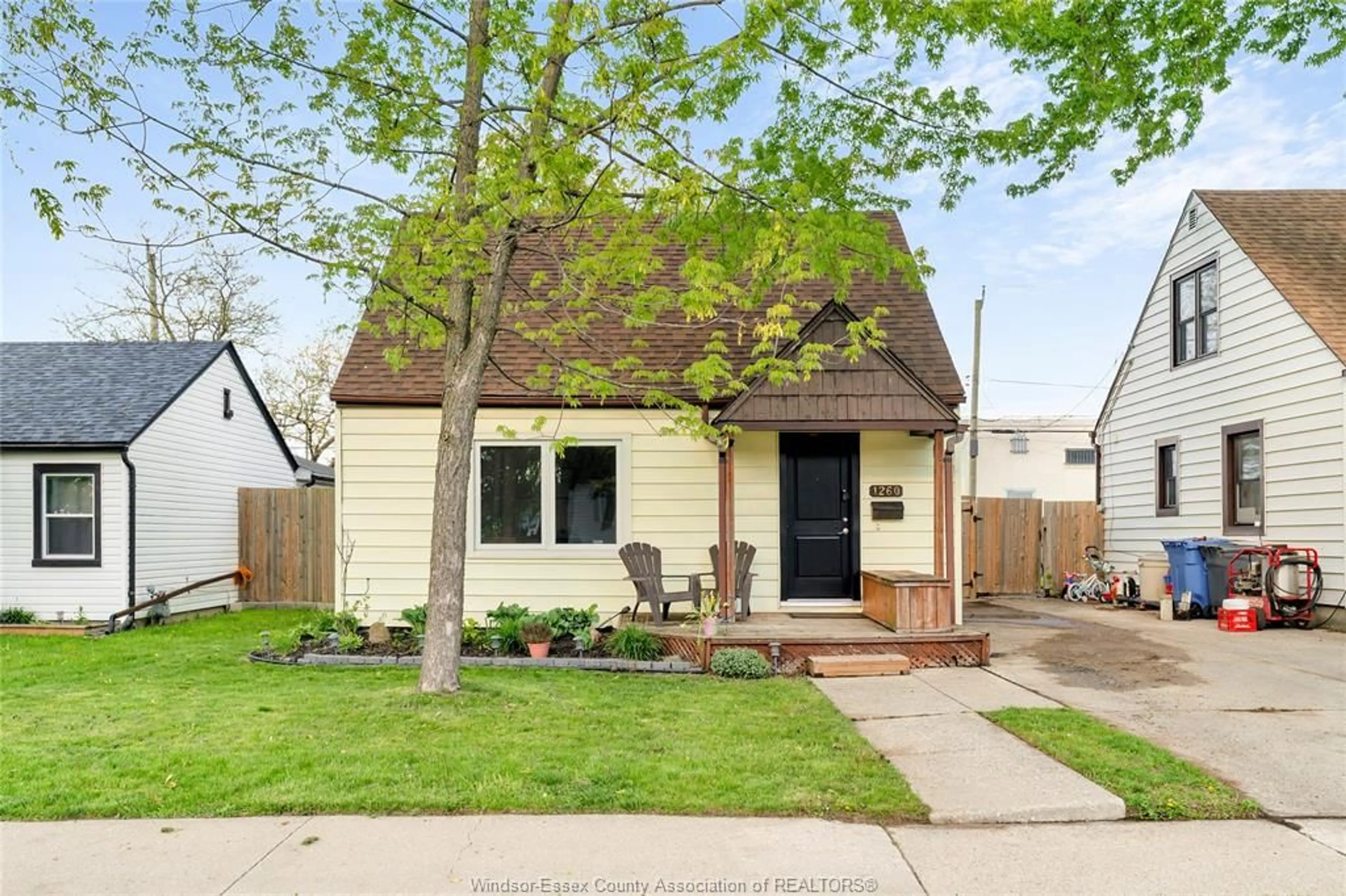 Home with brick exterior material, street for 1260 OAK, Windsor Ontario N8X 2B1