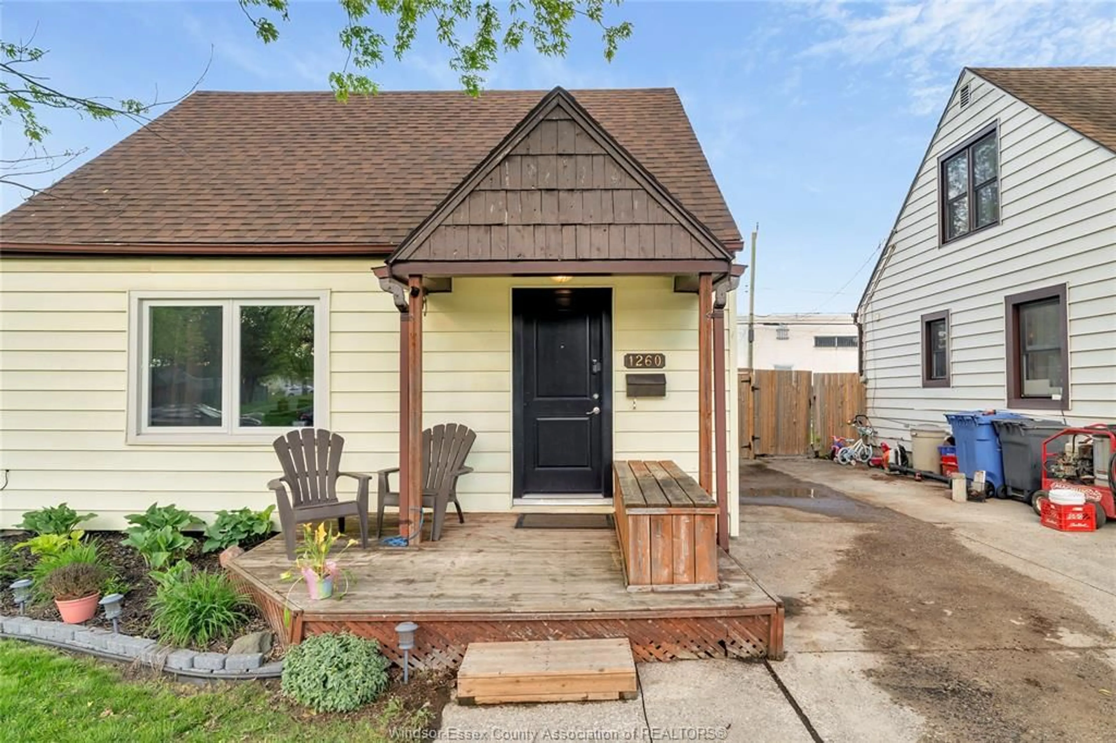 Unknown for 1260 OAK, Windsor Ontario N8X 2B1