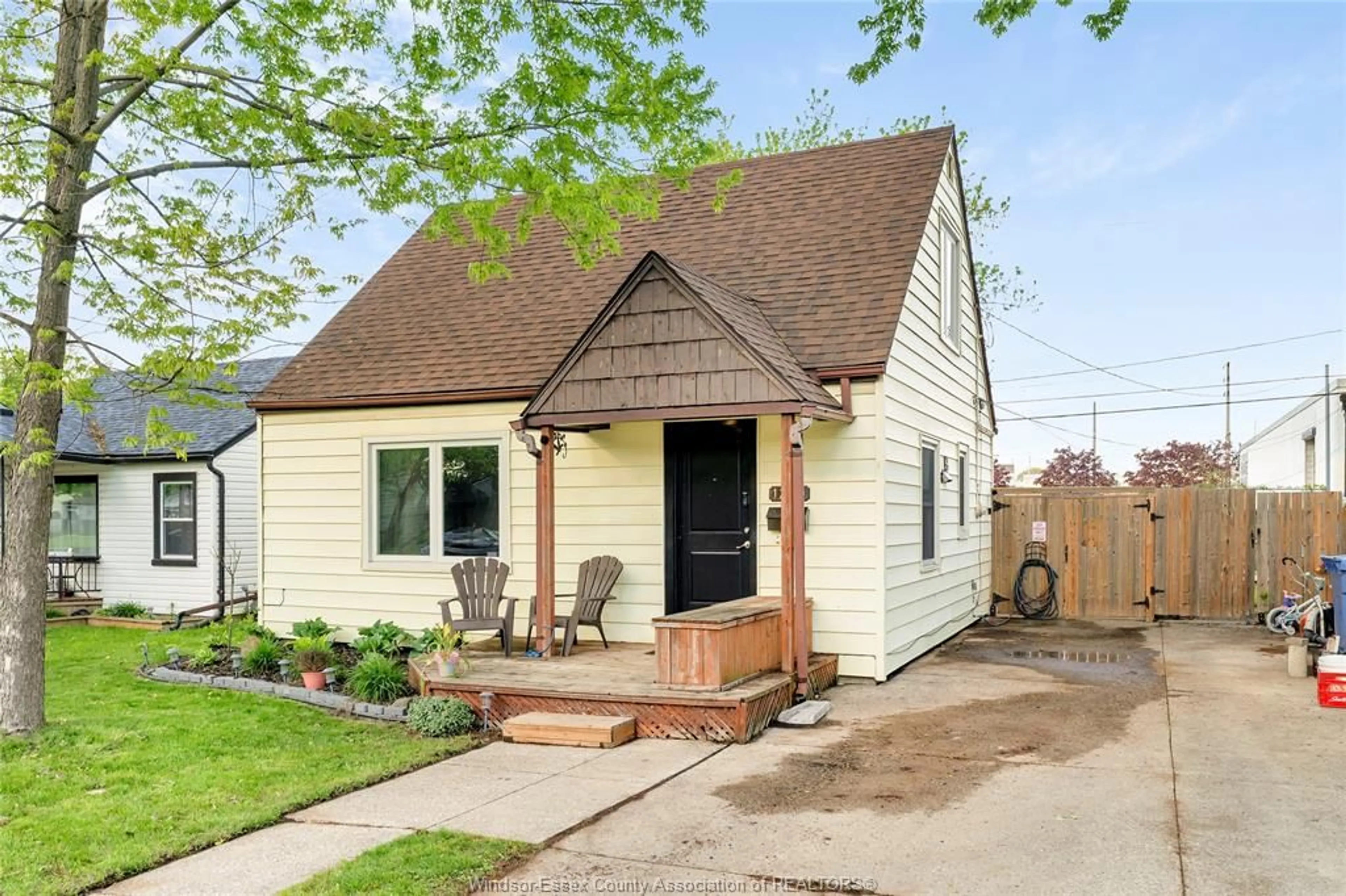 Home with vinyl exterior material, street for 1260 OAK, Windsor Ontario N8X 2B1
