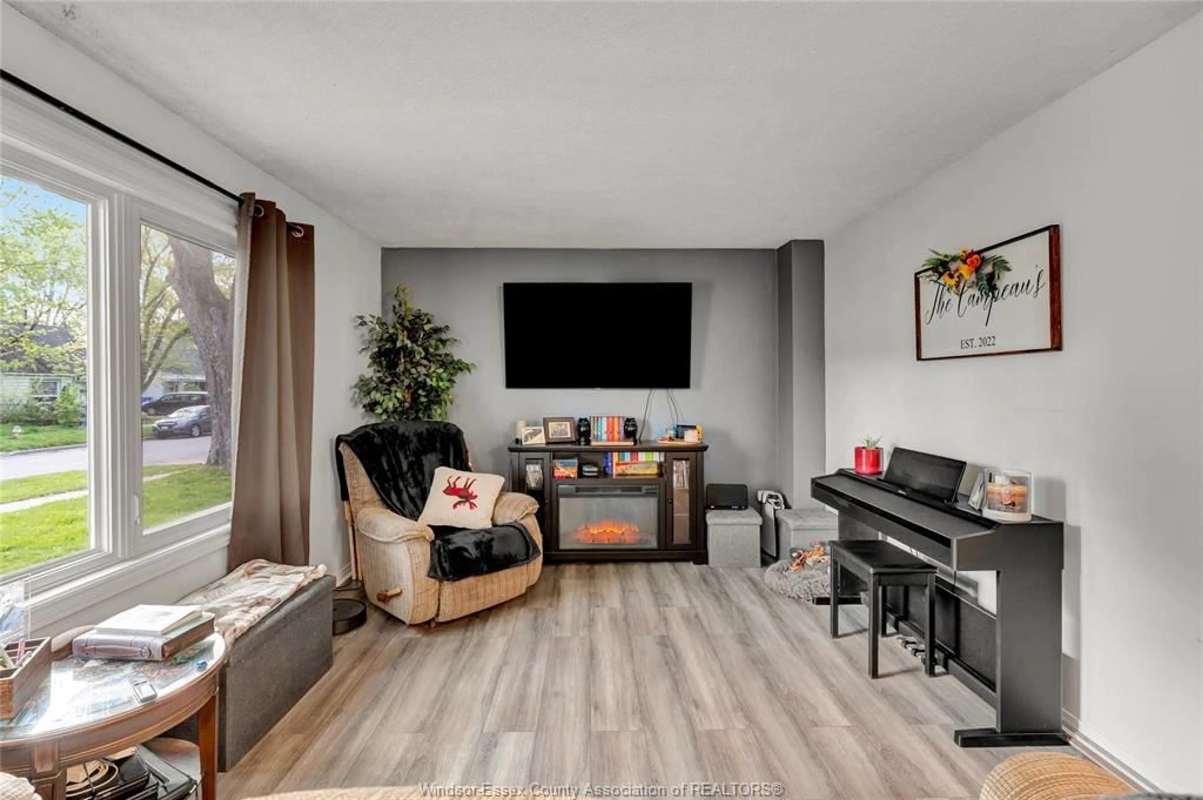Living room with furniture, unknown for 1260 OAK, Windsor Ontario N8X 2B1
