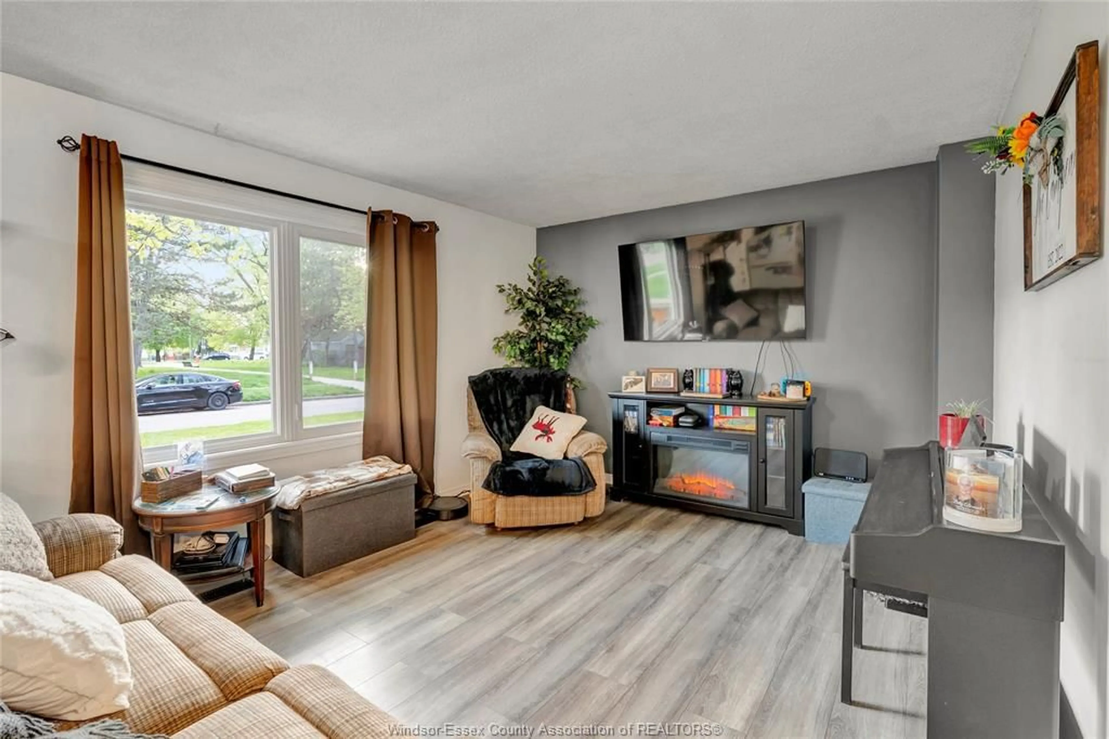 Living room with furniture, unknown for 1260 OAK, Windsor Ontario N8X 2B1