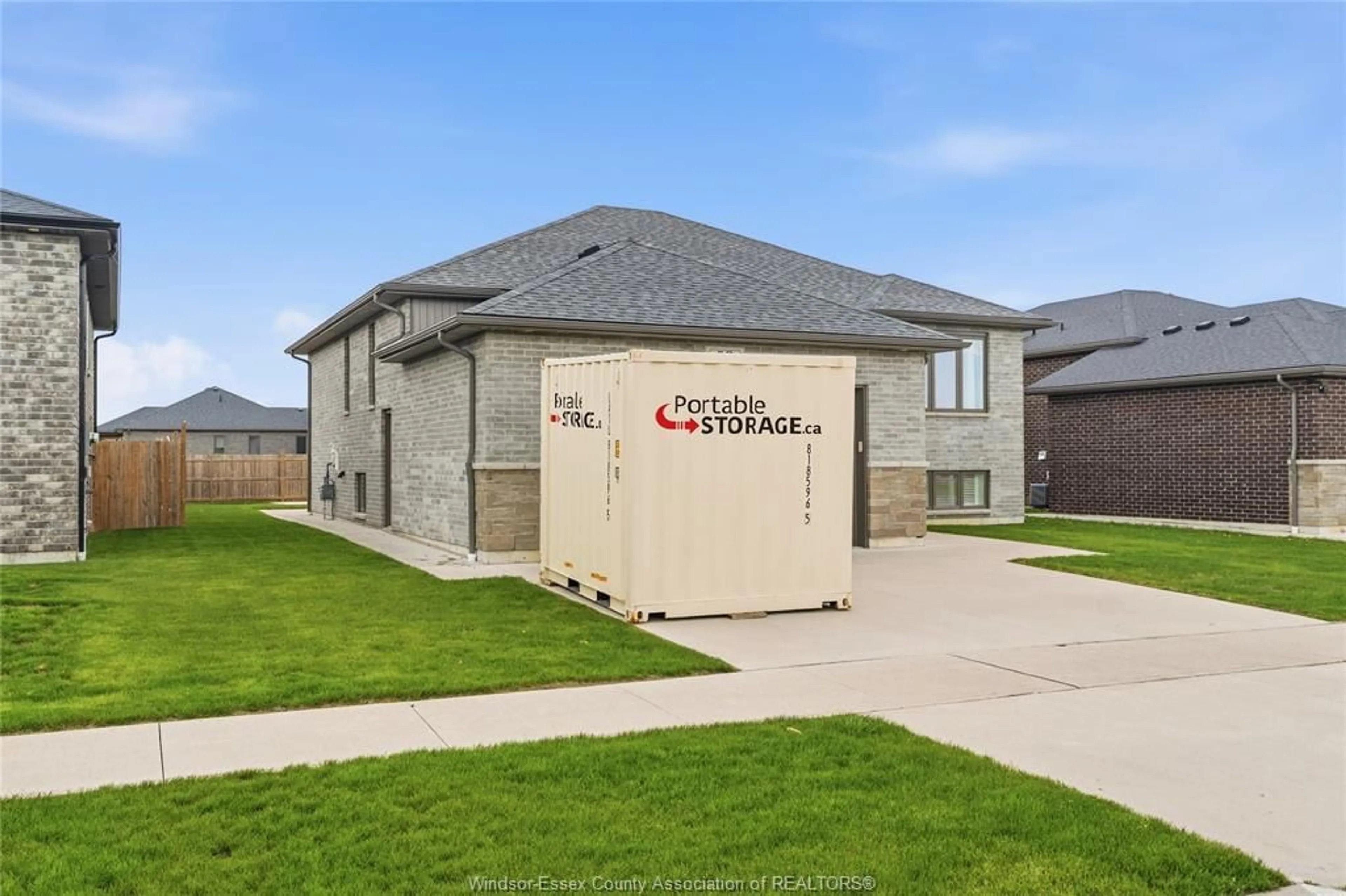 Home with vinyl exterior material, building for 98 PETER Ave, Leamington Ontario N8H 0E7
