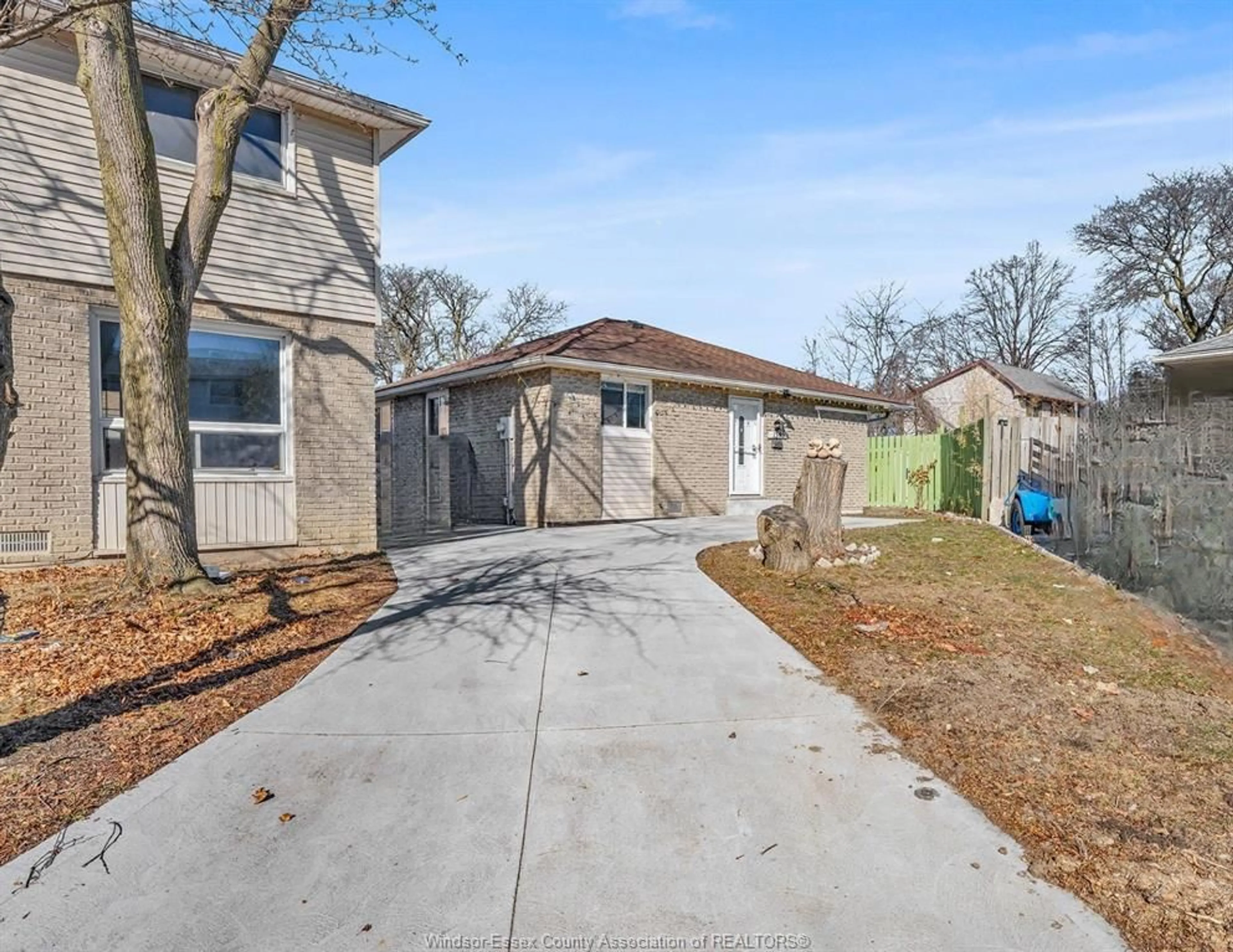 A pic from outside/outdoor area/front of a property/back of a property/a pic from drone, street for 1345 BENTCLIFFE Crt, Windsor Ontario N8S 4L2