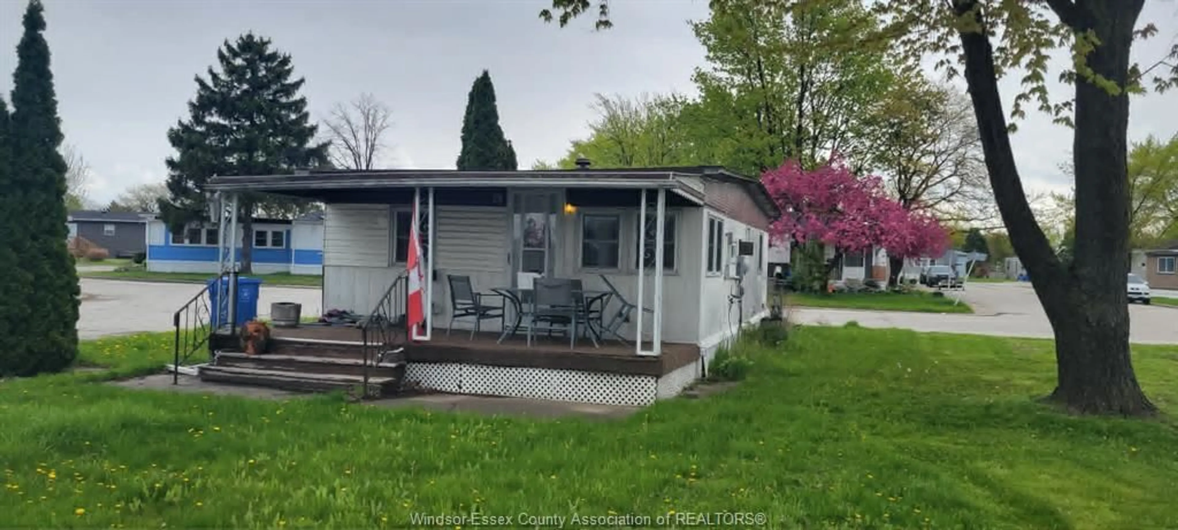 Home with vinyl exterior material, water/lake/river/ocean view for 29 ROBIN Cres, Lakeshore Ontario N8N 2R8