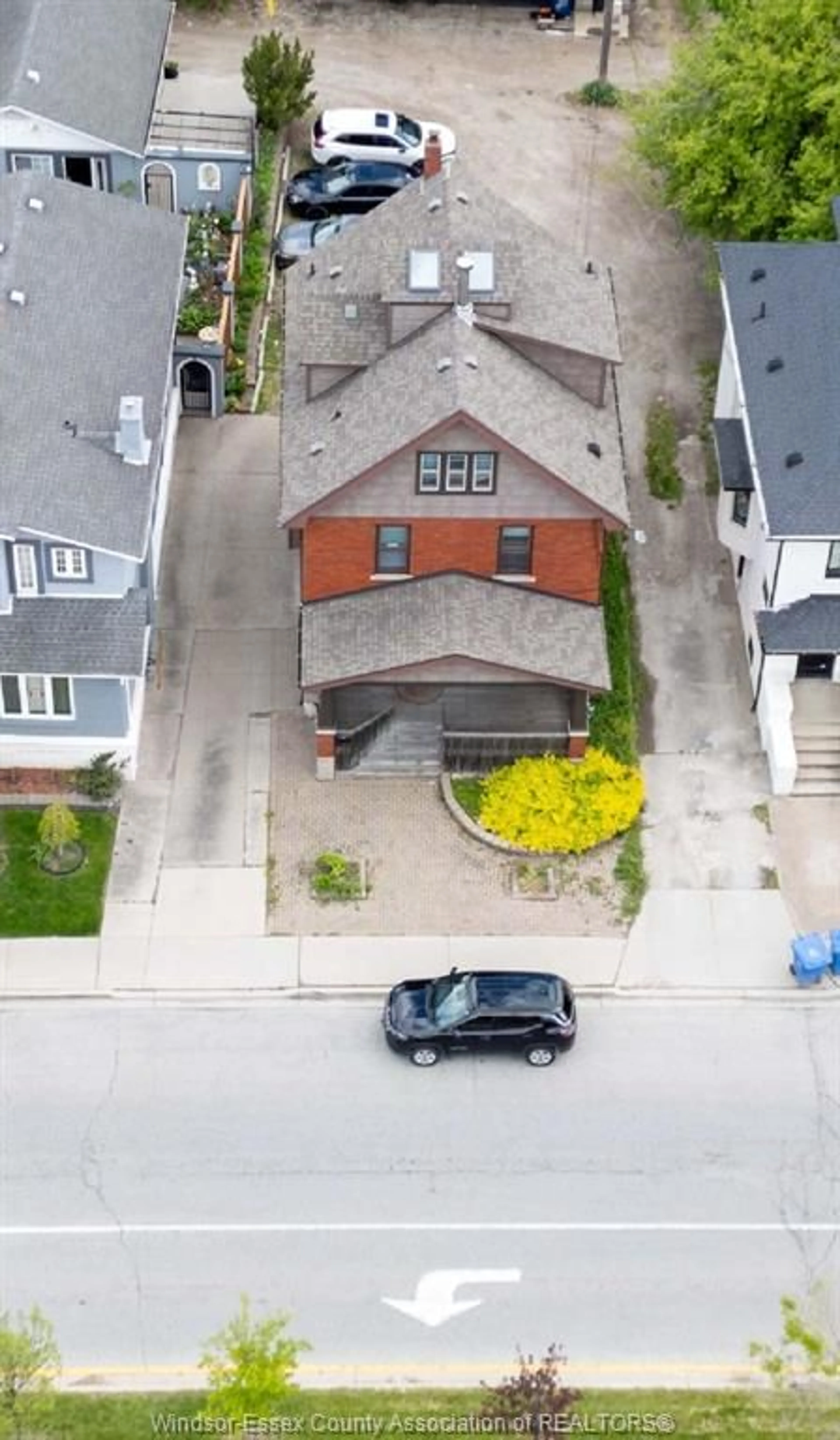 A pic from outside/outdoor area/front of a property/back of a property/a pic from drone, street for 79 GILES Blvd, Windsor Ontario N9A 4B8