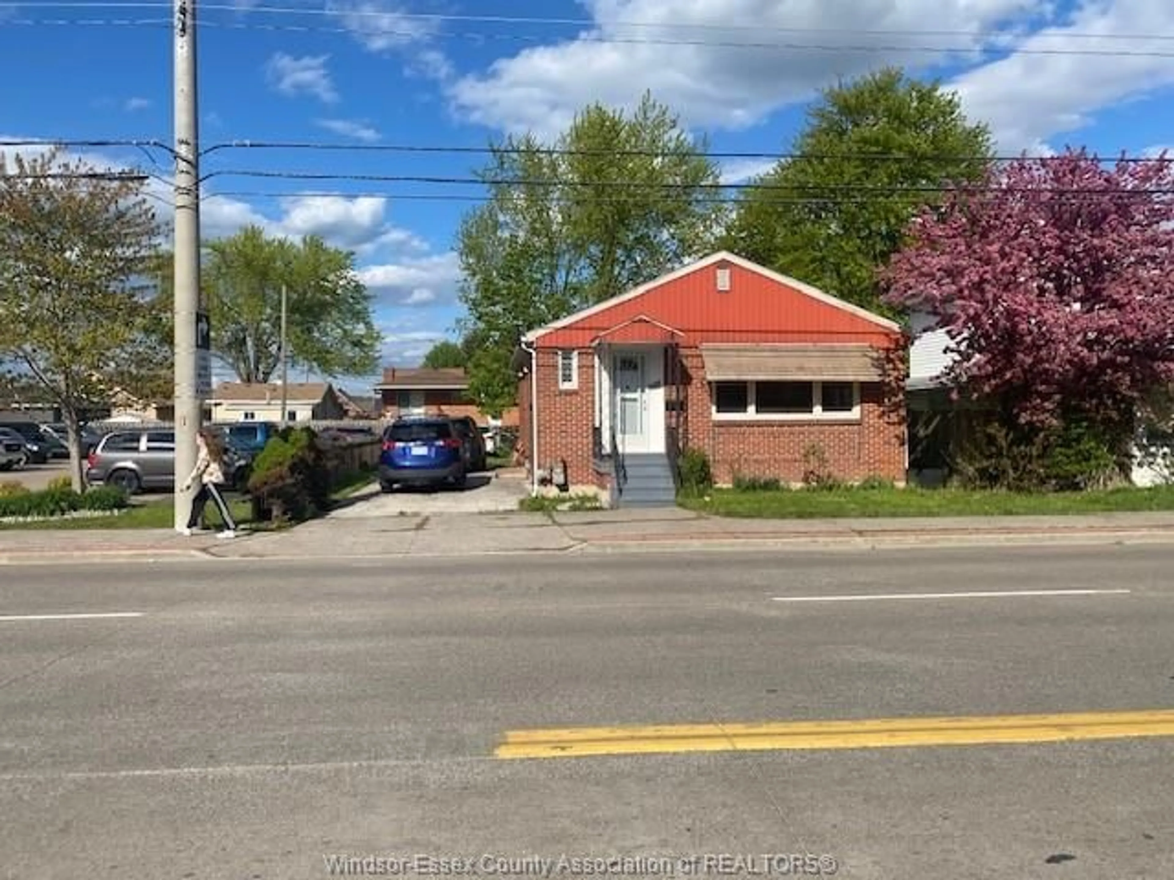 A pic from outside/outdoor area/front of a property/back of a property/a pic from drone, street for 850 LAUZON, Windsor Ontario N8S 3M5