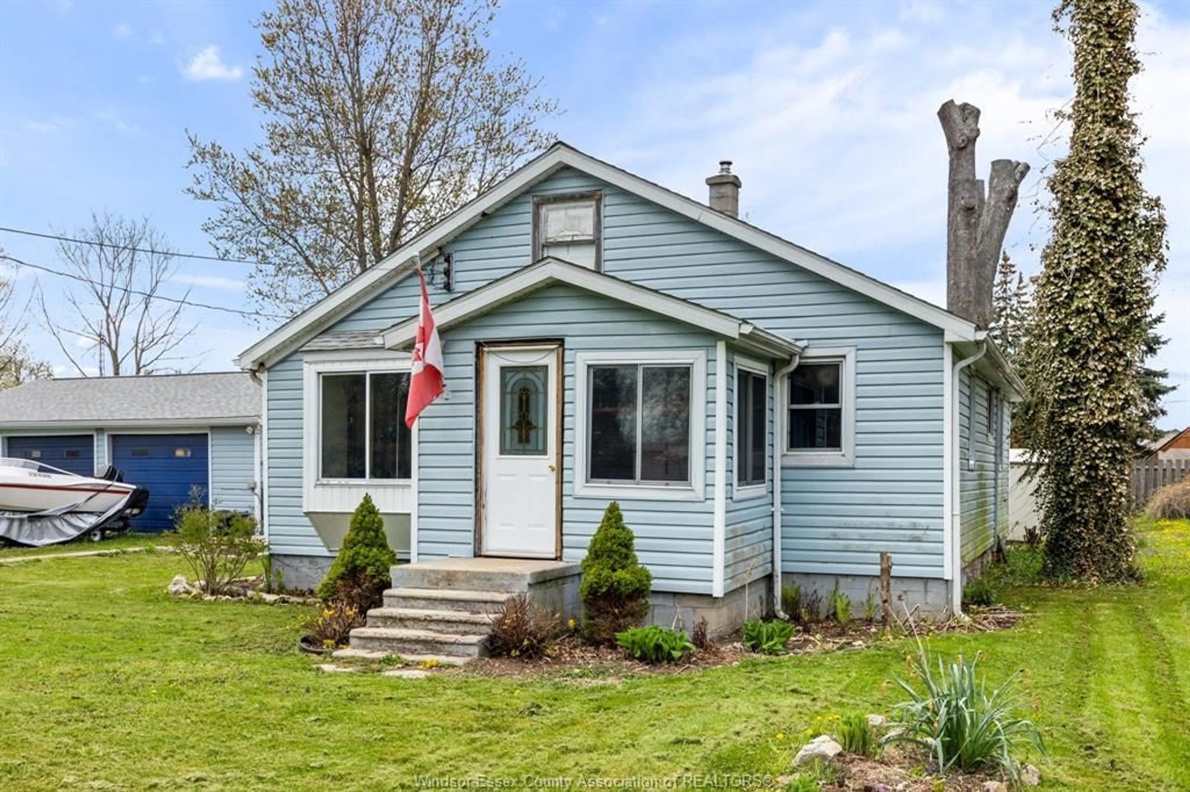 Home with vinyl exterior material, street for 855 ERIE Ave, Kingsville Ontario N9Y 3C9