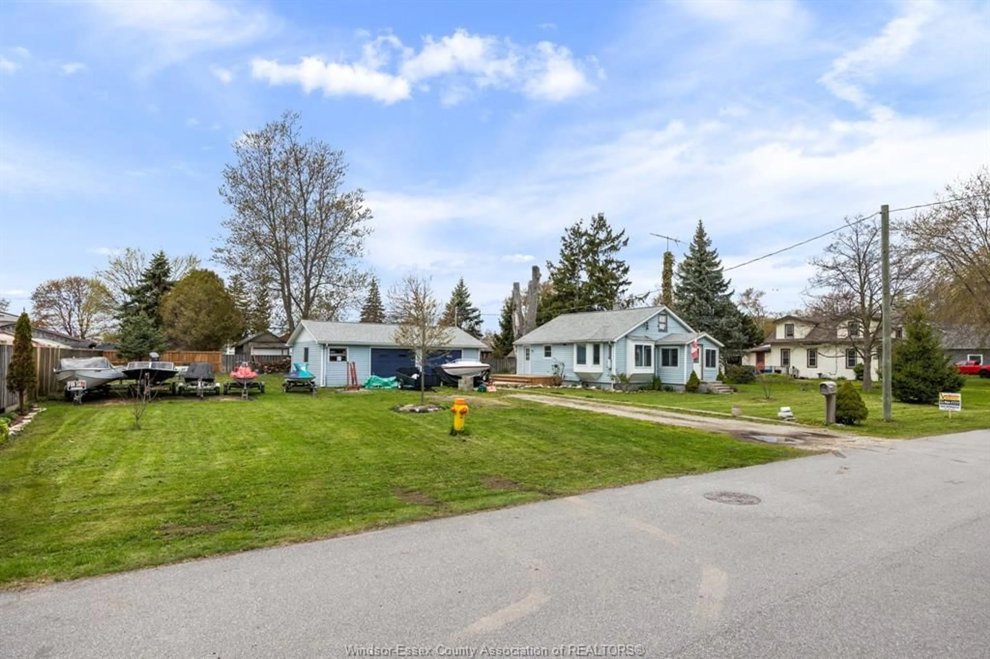 A pic from outside/outdoor area/front of a property/back of a property/a pic from drone, street for 855 ERIE Ave, Kingsville Ontario N9Y 3C9